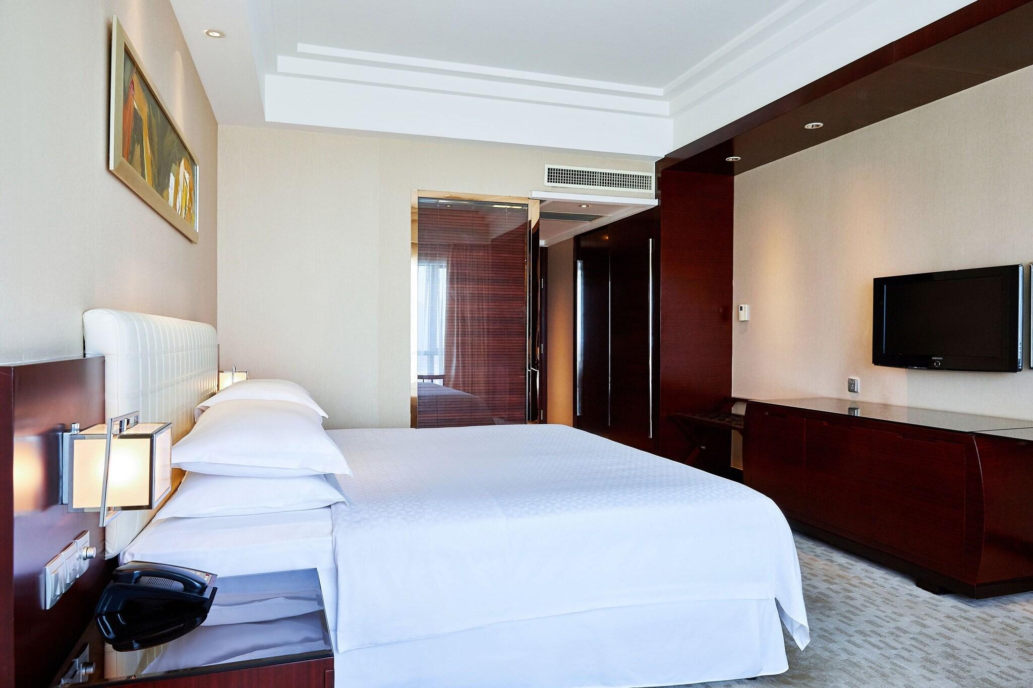 Double City View King Bed