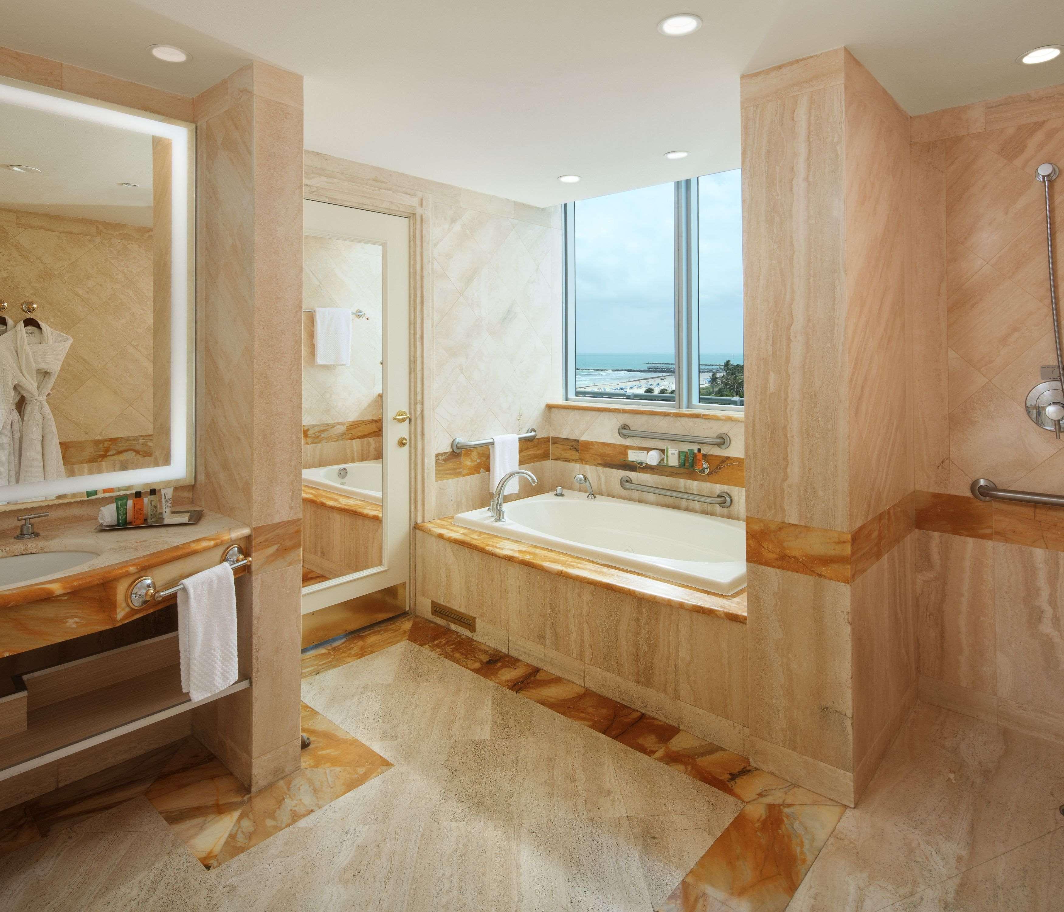 Suite Partial Ocean View King Bed