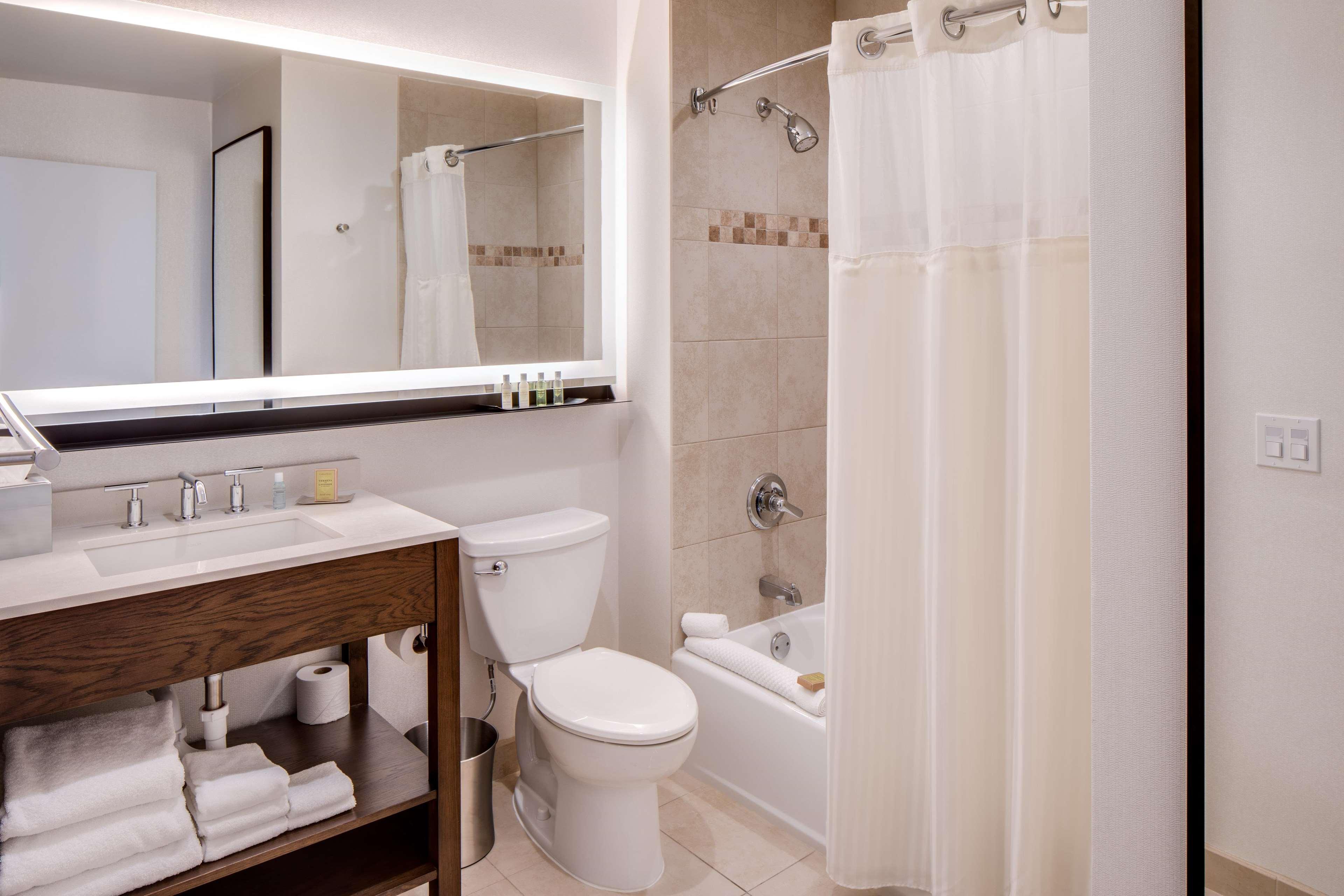 Junior Suite City View King Bed