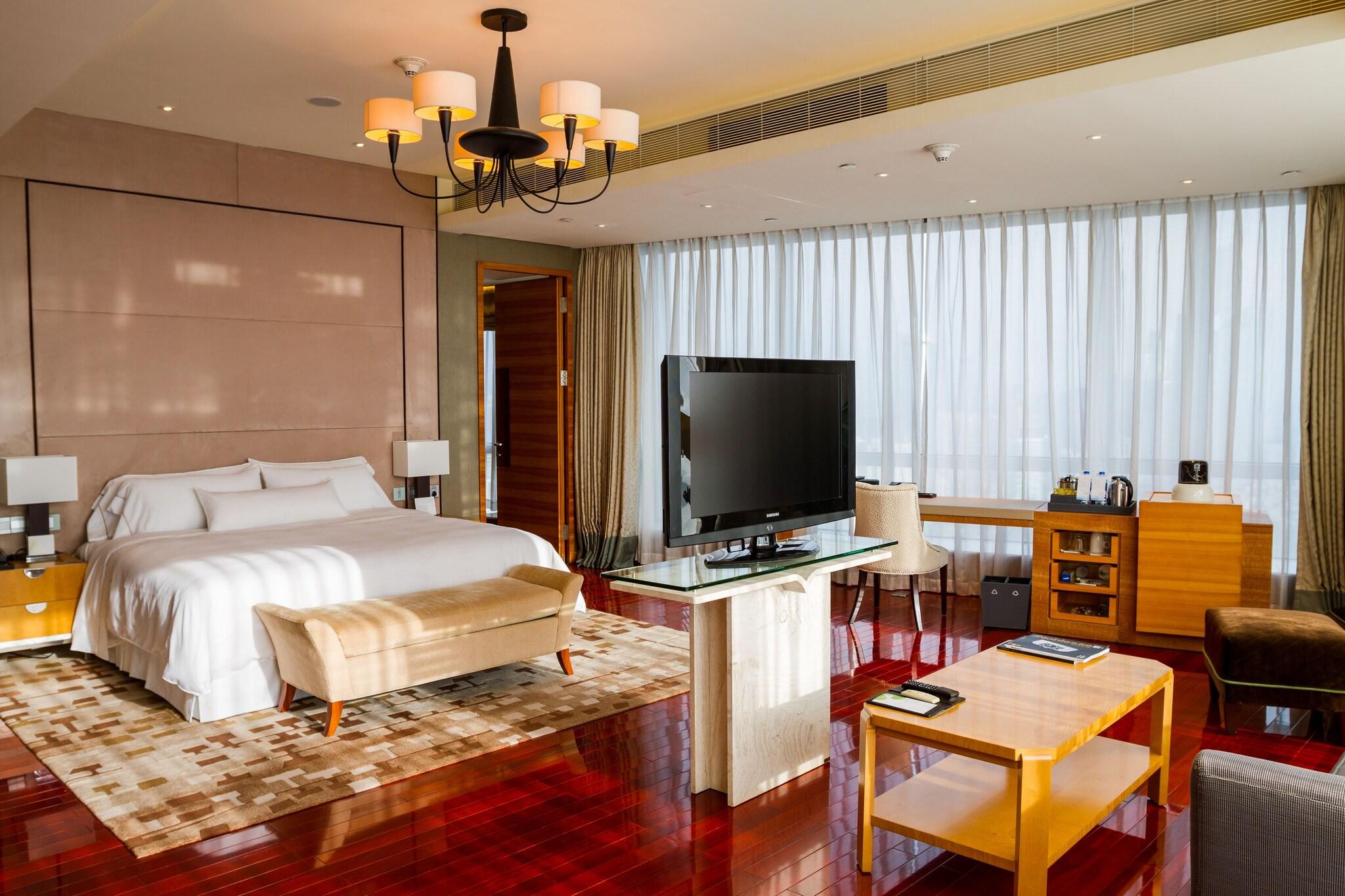 Suite Club City View