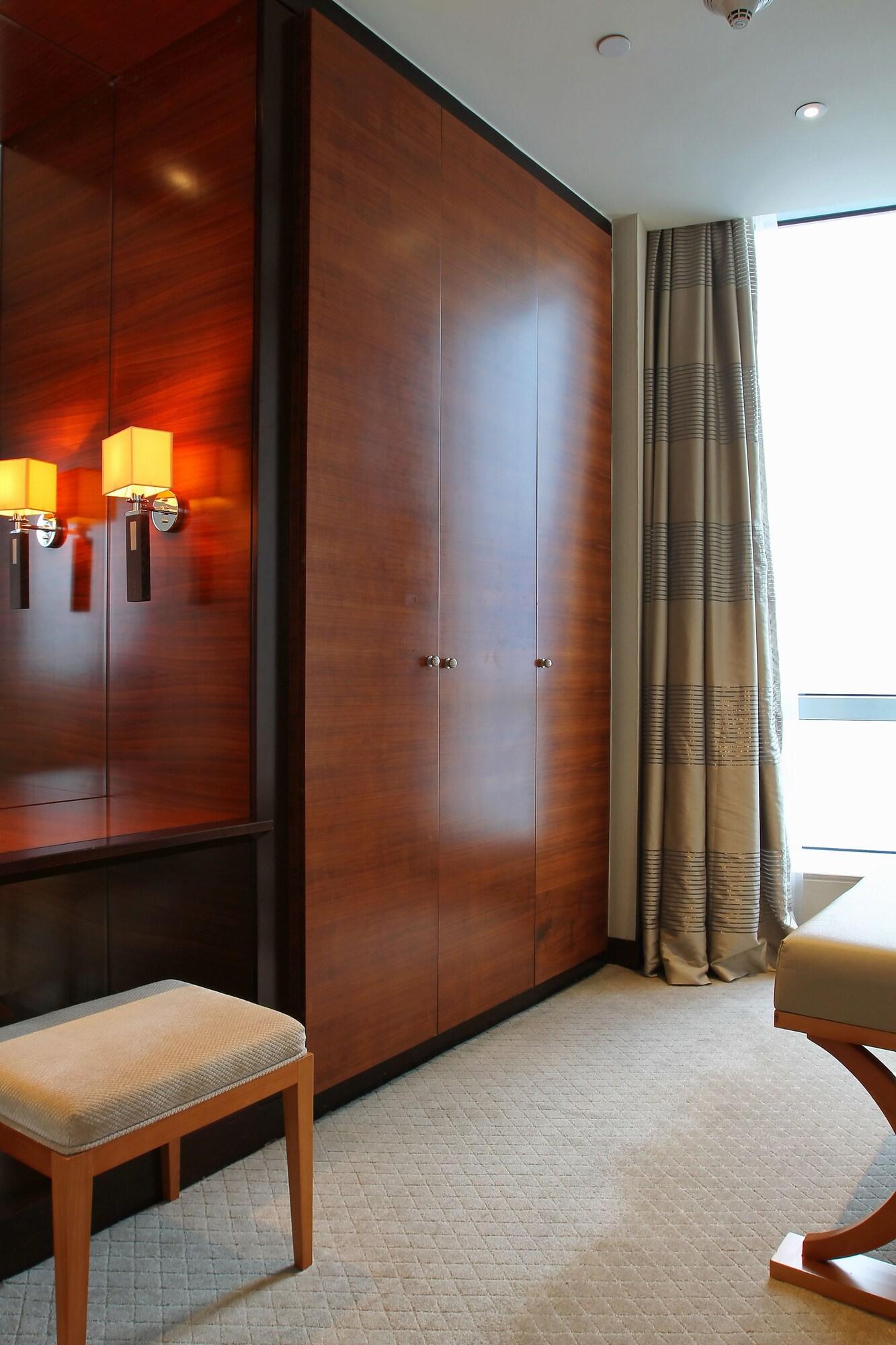 Suite Club City View