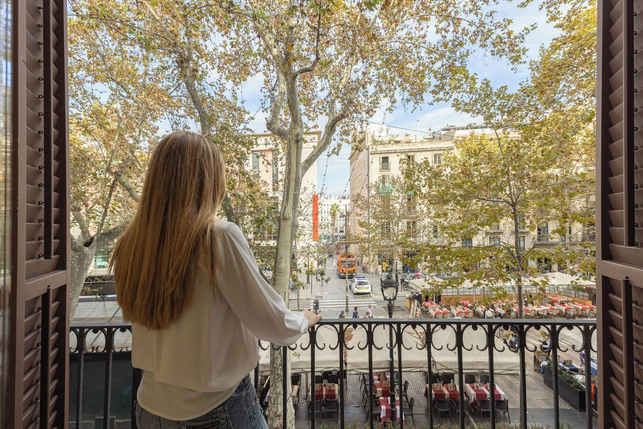 Double or Twin City View Queen Bed