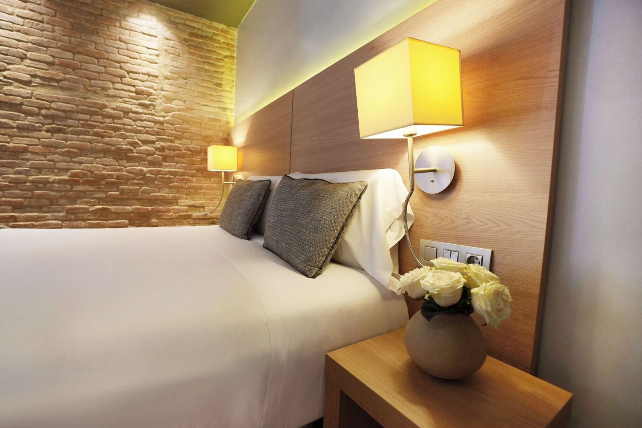 Double or Twin City View Queen Bed