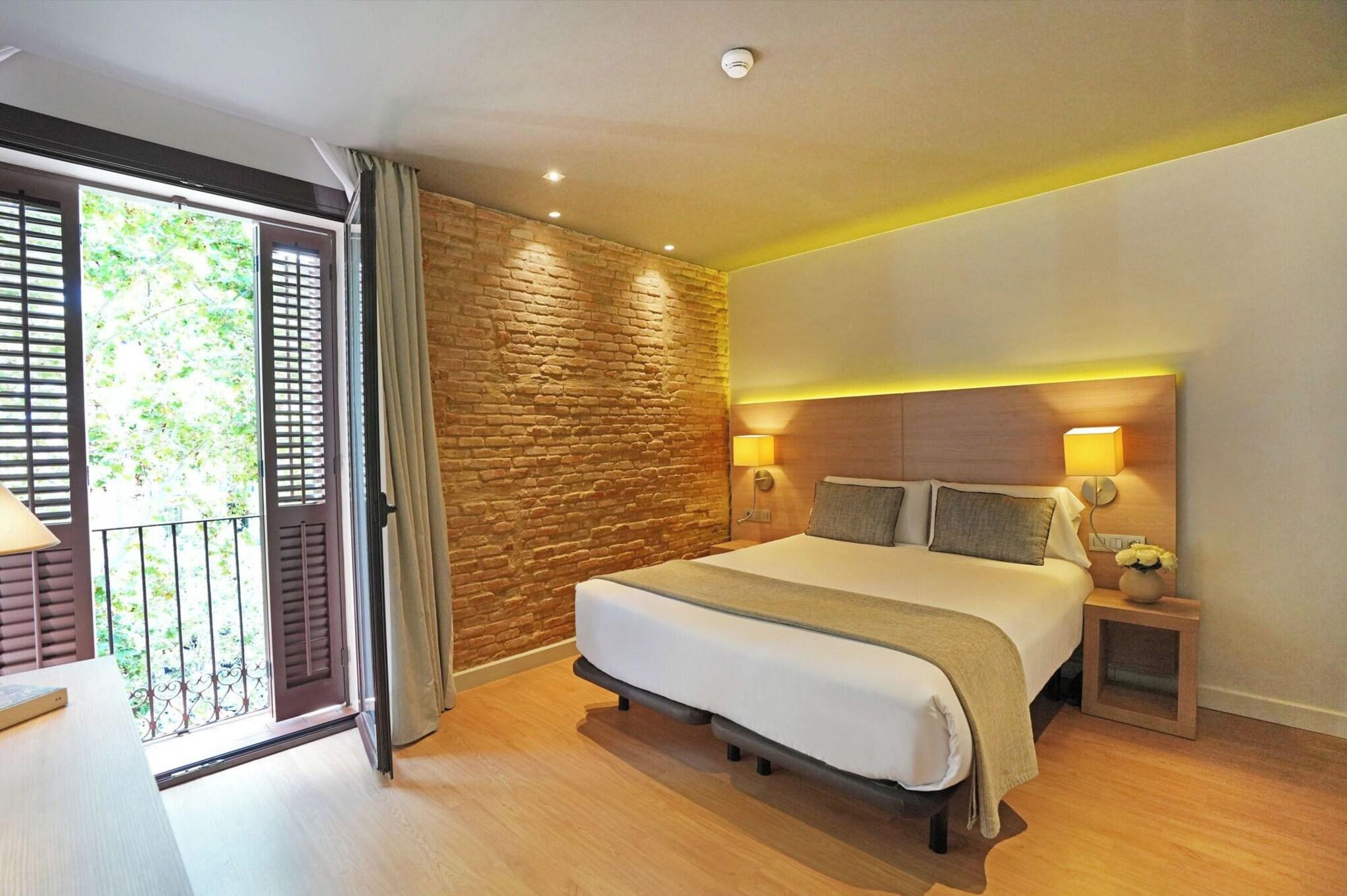 Double or Twin City View Queen Bed