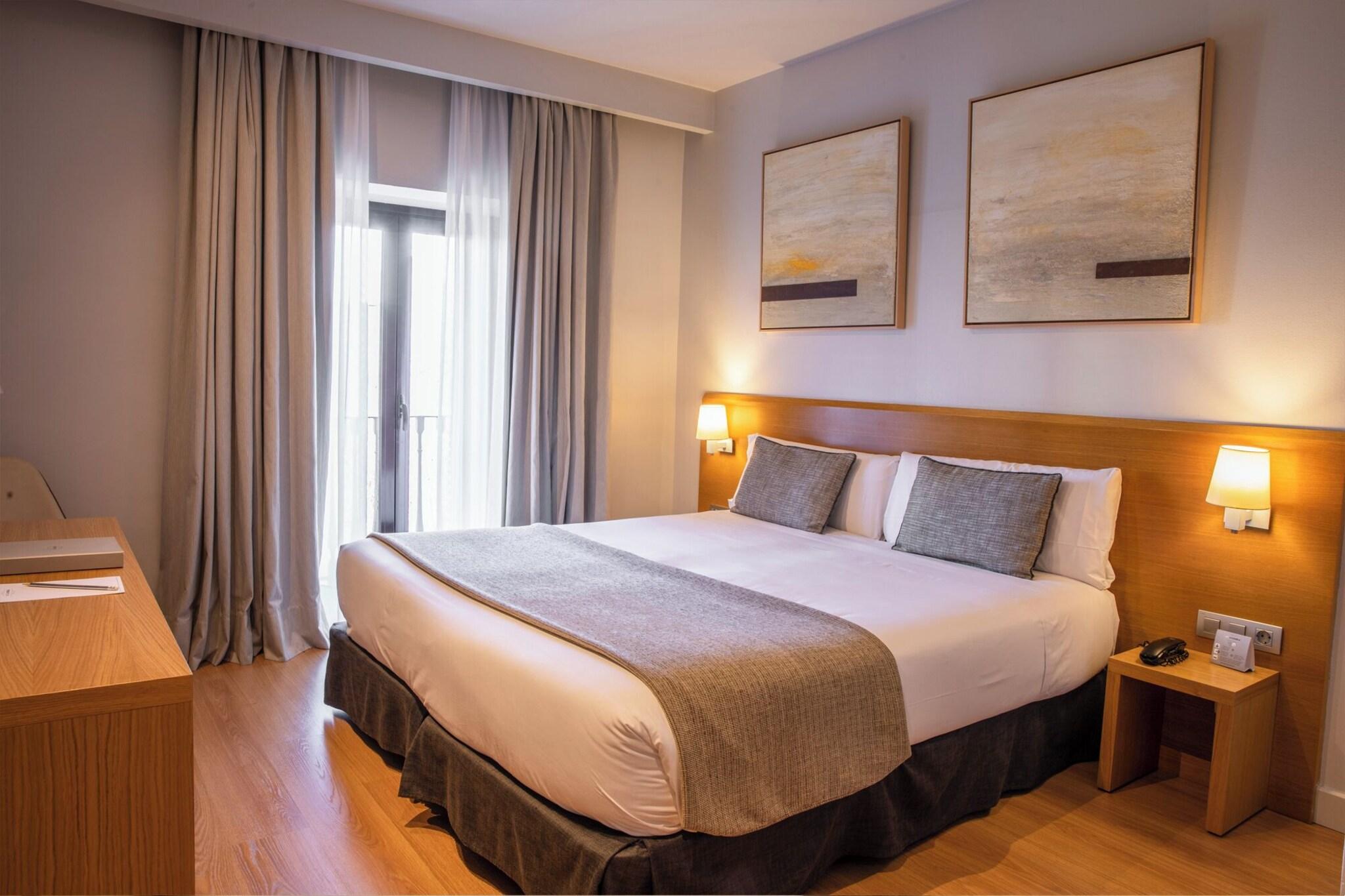 Double or Twin City View Queen Bed