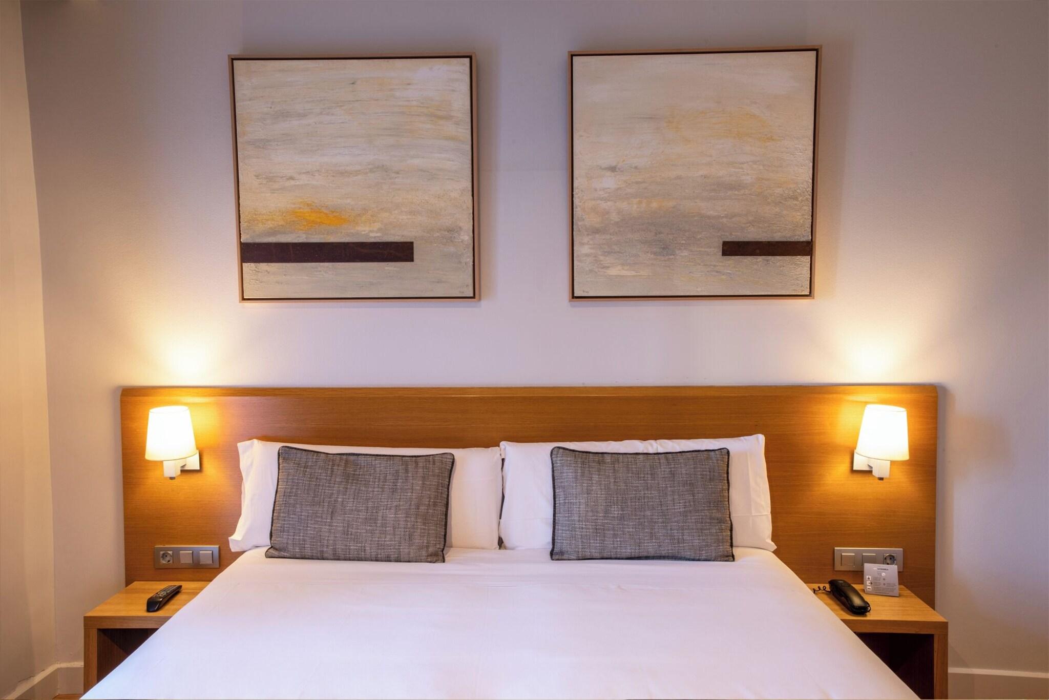 Double or Twin City View Queen Bed