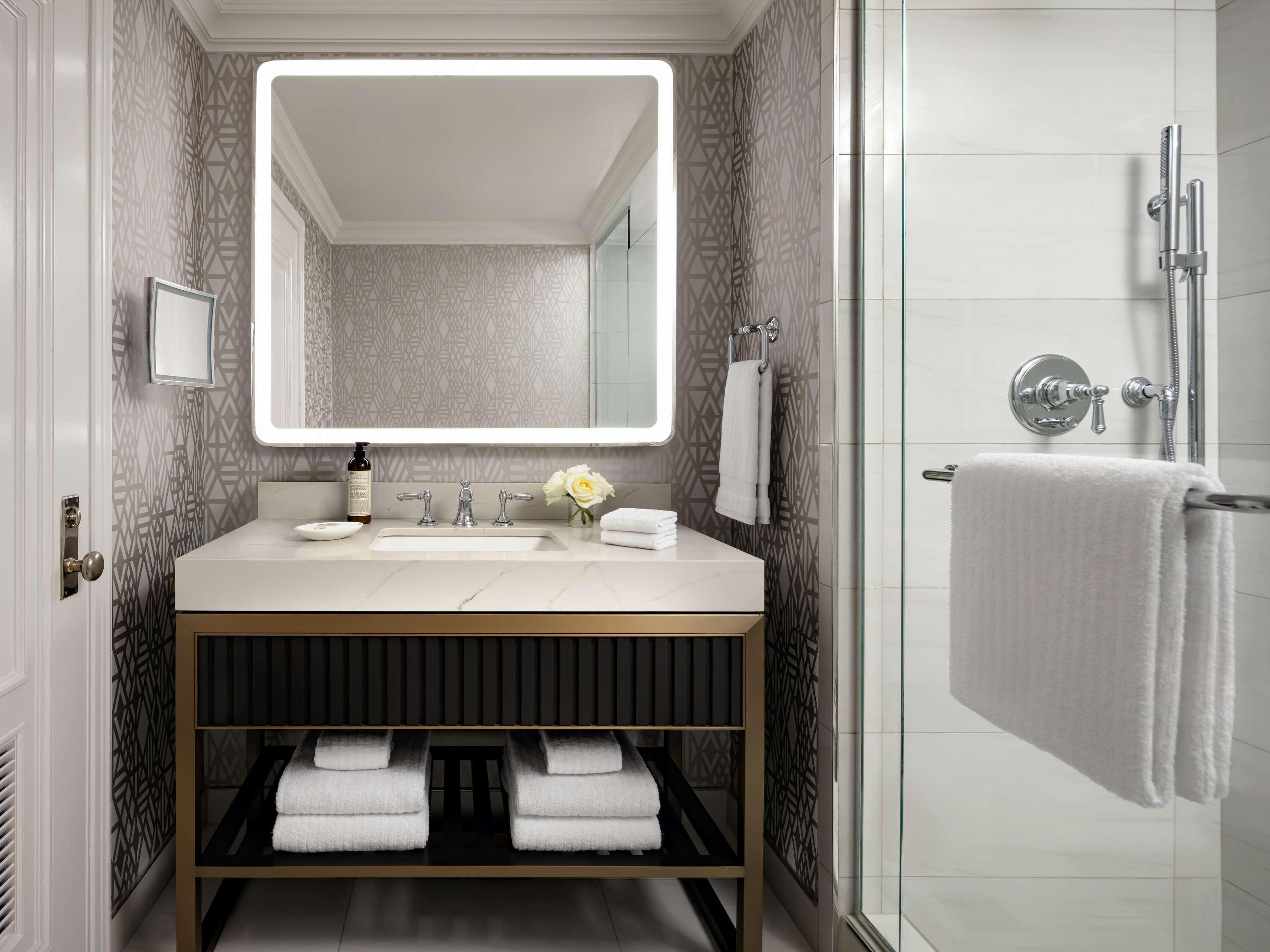 Room Deluxe City View King Bed