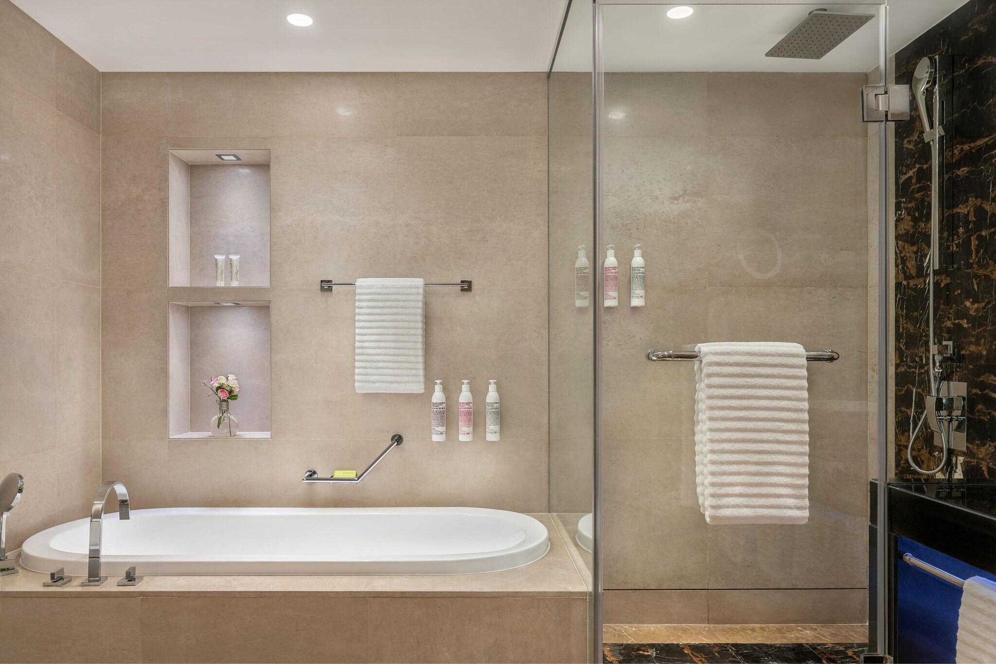 Suite Deluxe King Bed