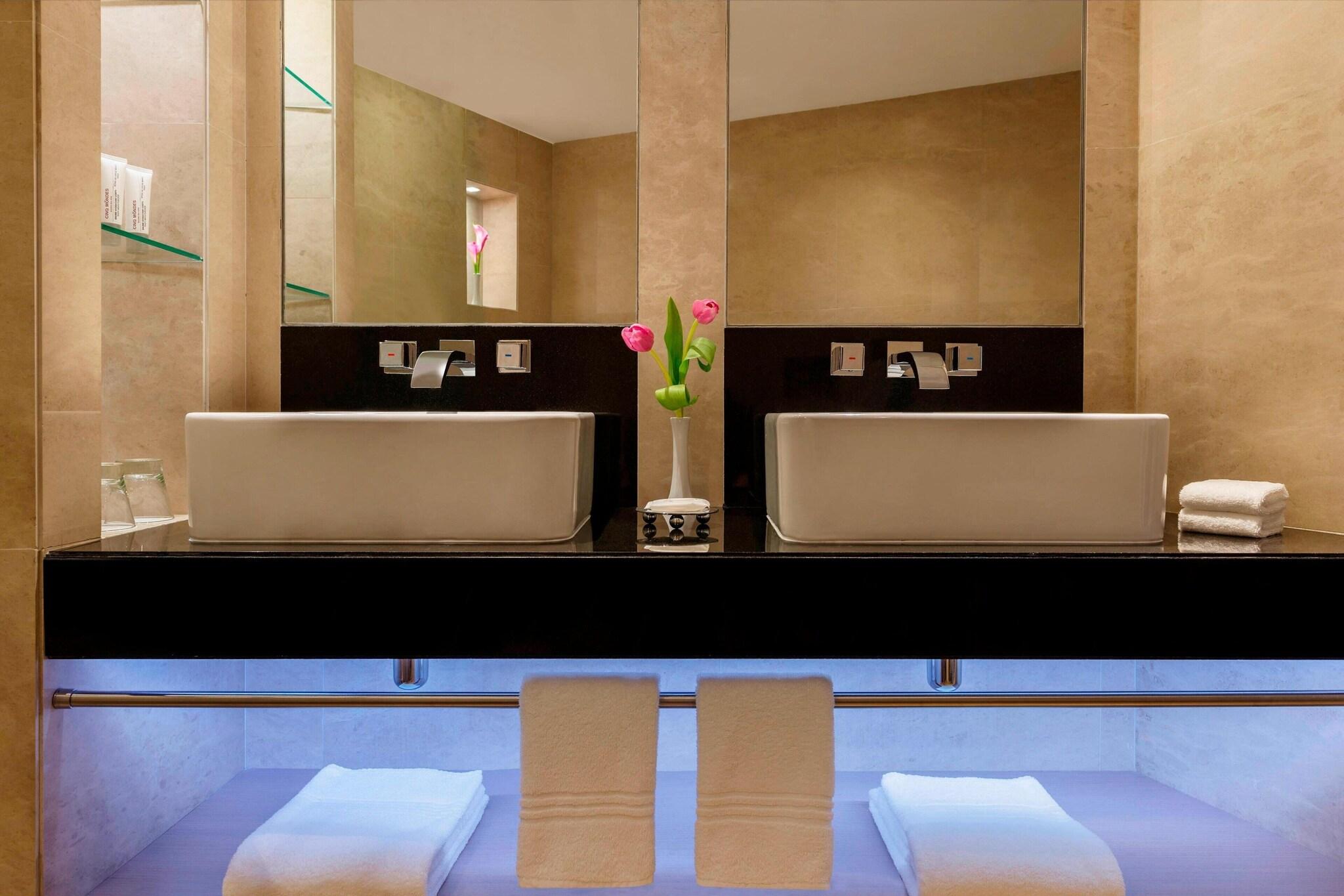 Suite Deluxe King Bed