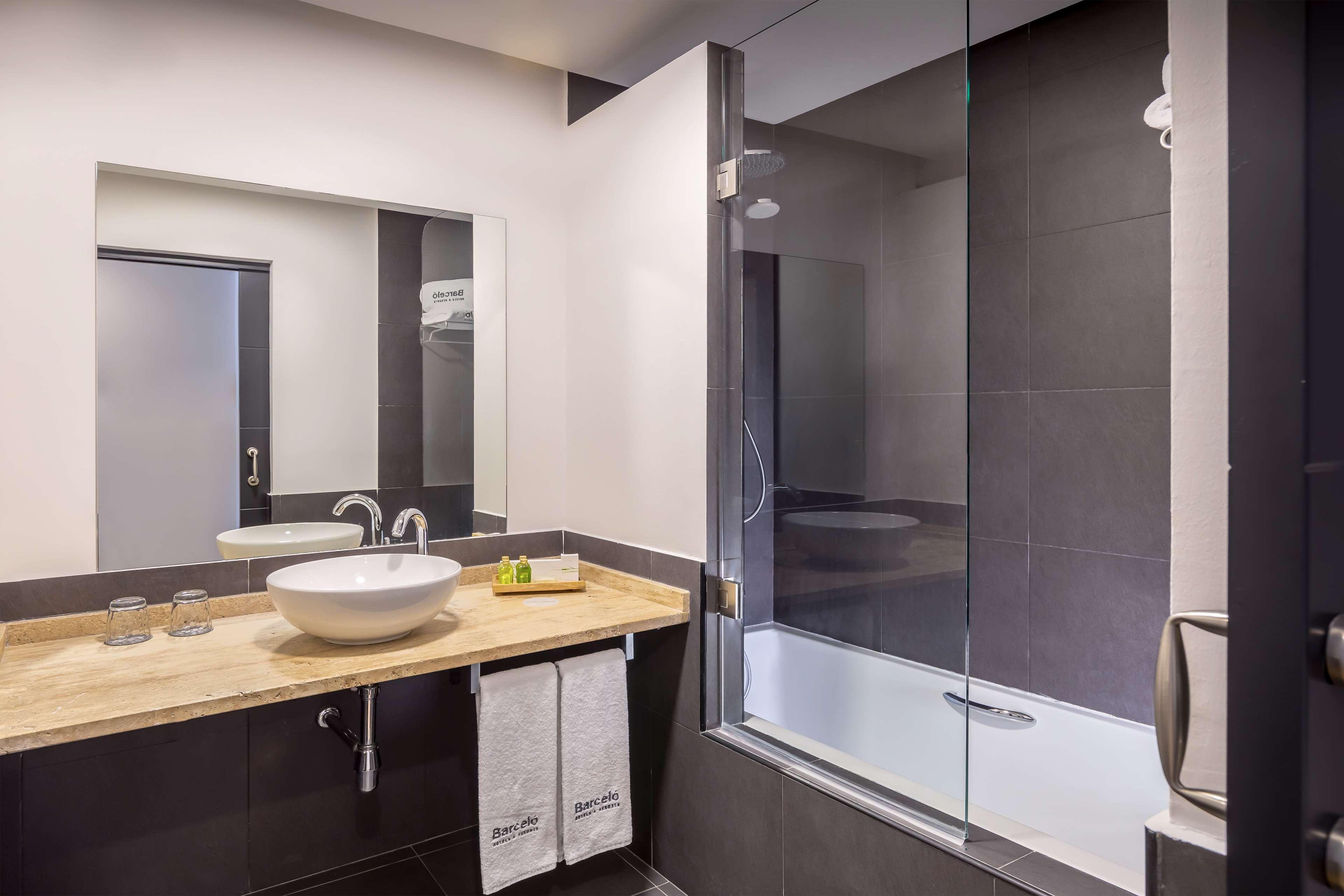 Room Connecting Room