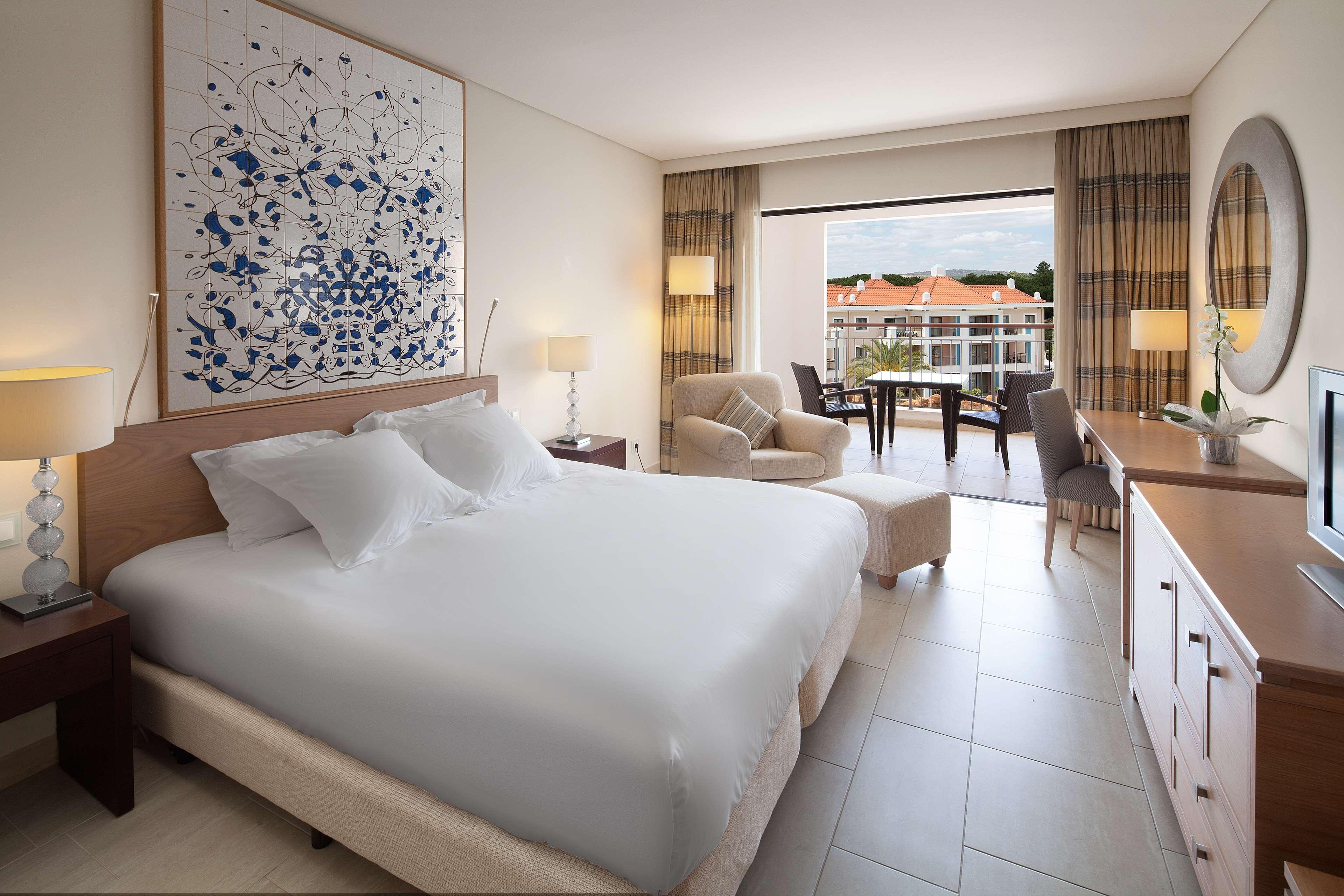 Suite Pool View King Bed