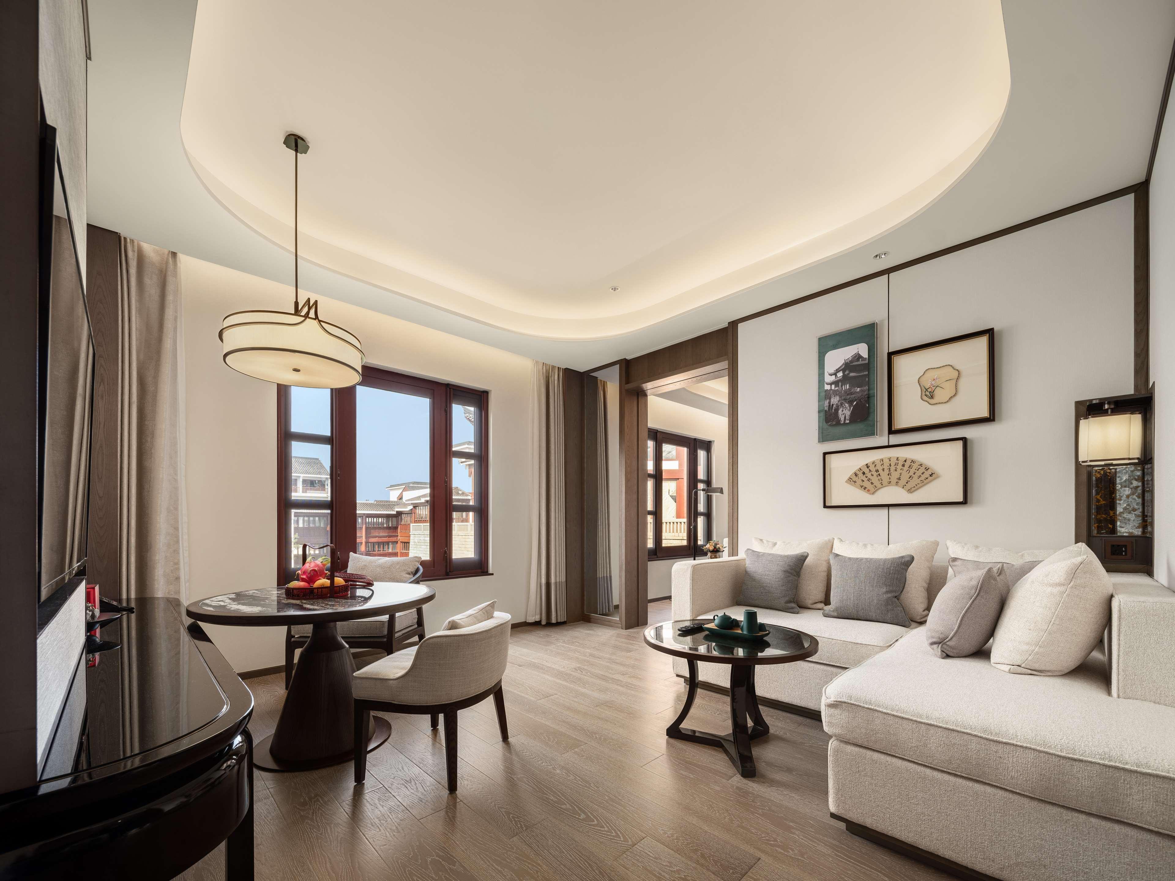 Suite Deluxe King Bed