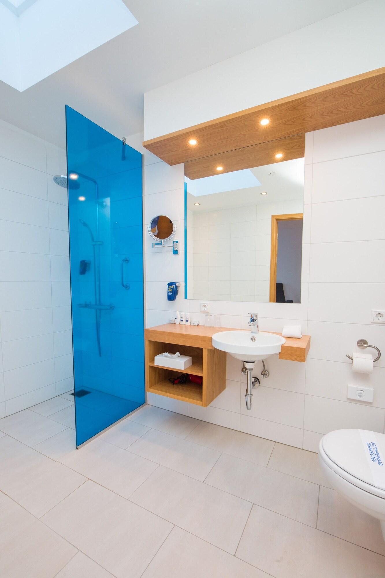 Double Guest Room Queen Bed