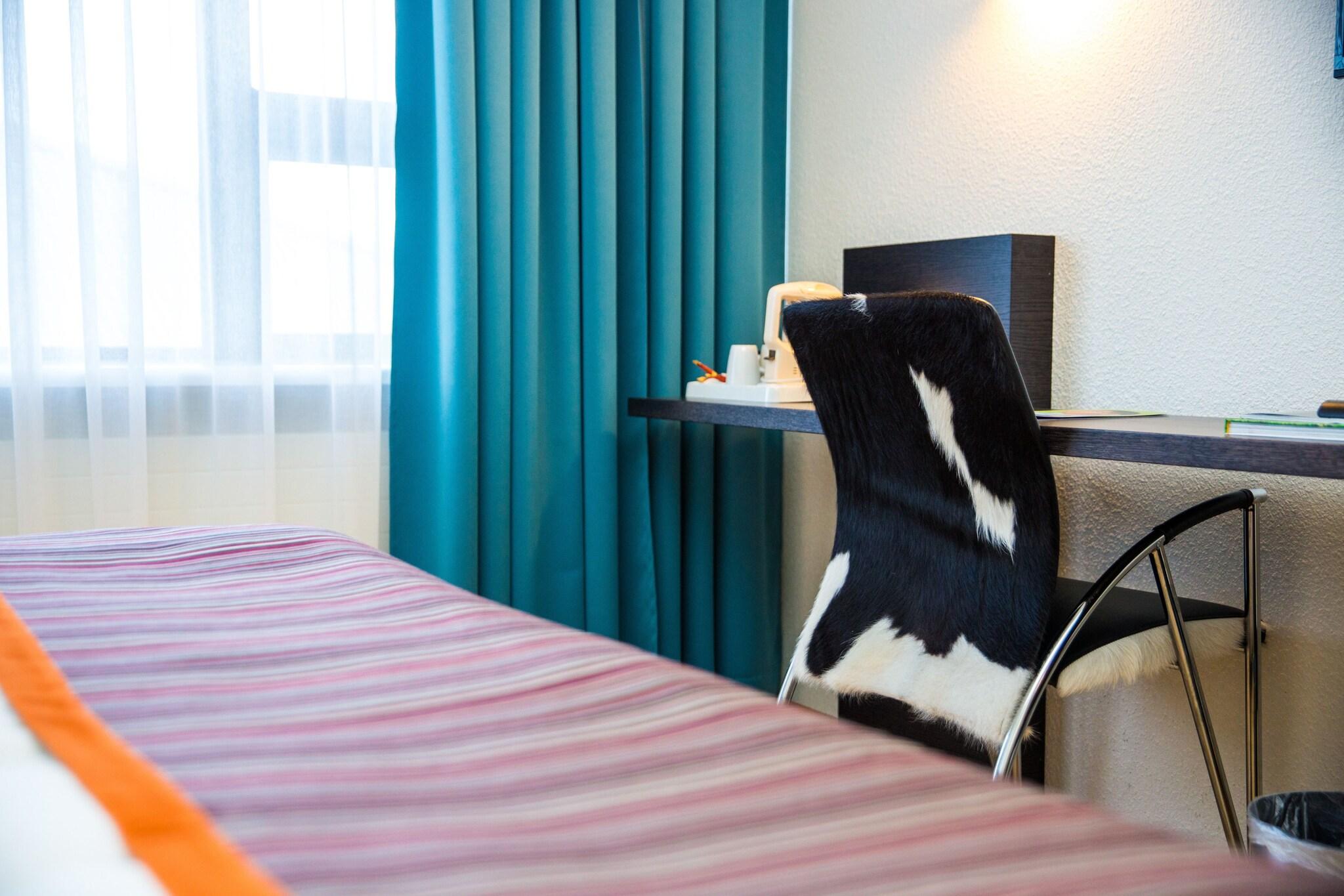 Double Guest Room Queen Bed