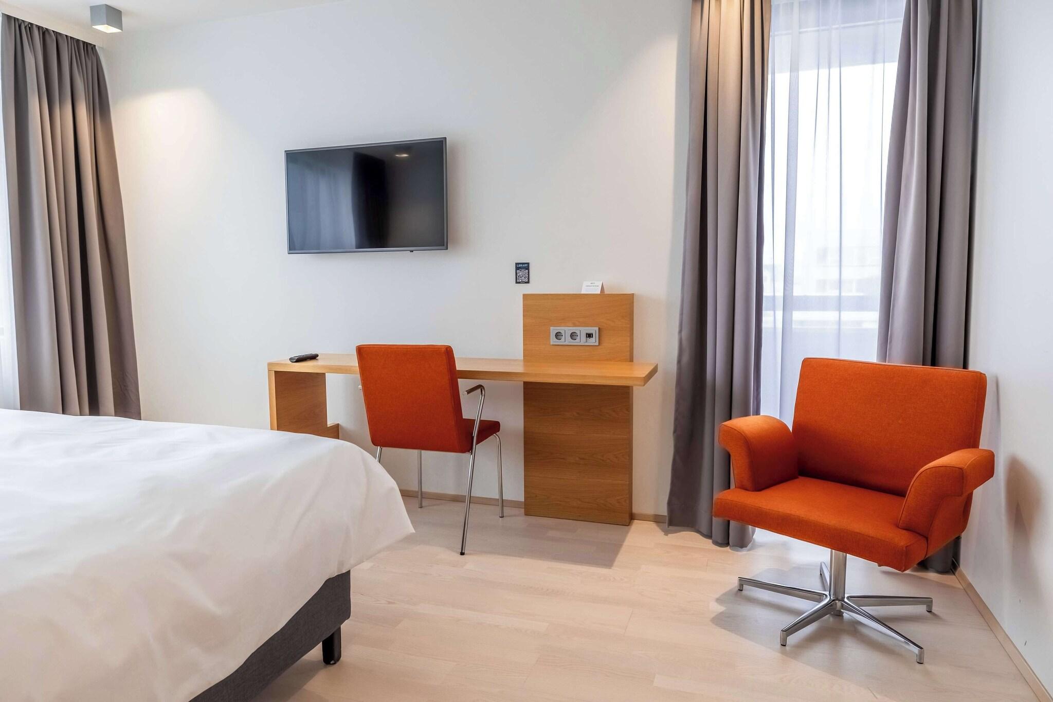 Double Guest Room Queen Bed