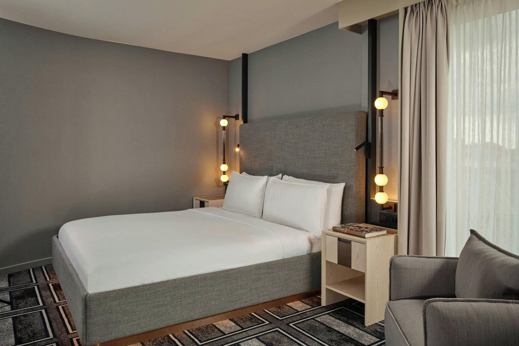 Suite King Size Bed