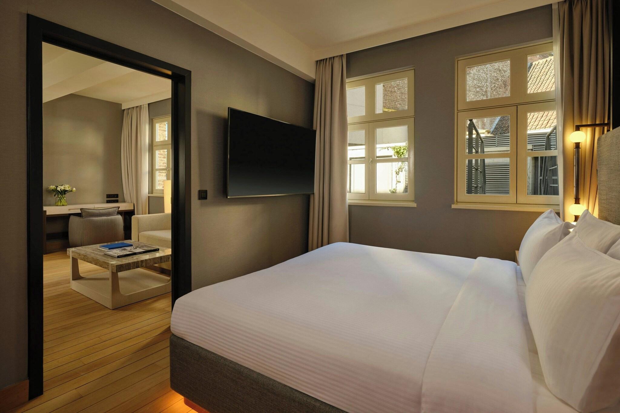 Suite King Size Bed