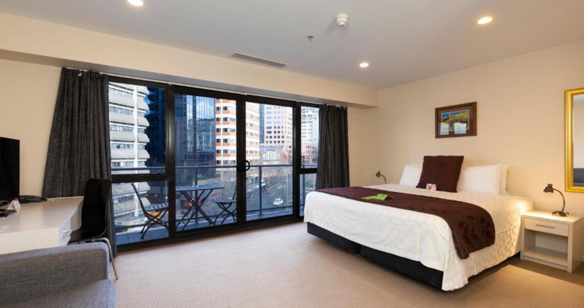 Apartment City View Queen Bed