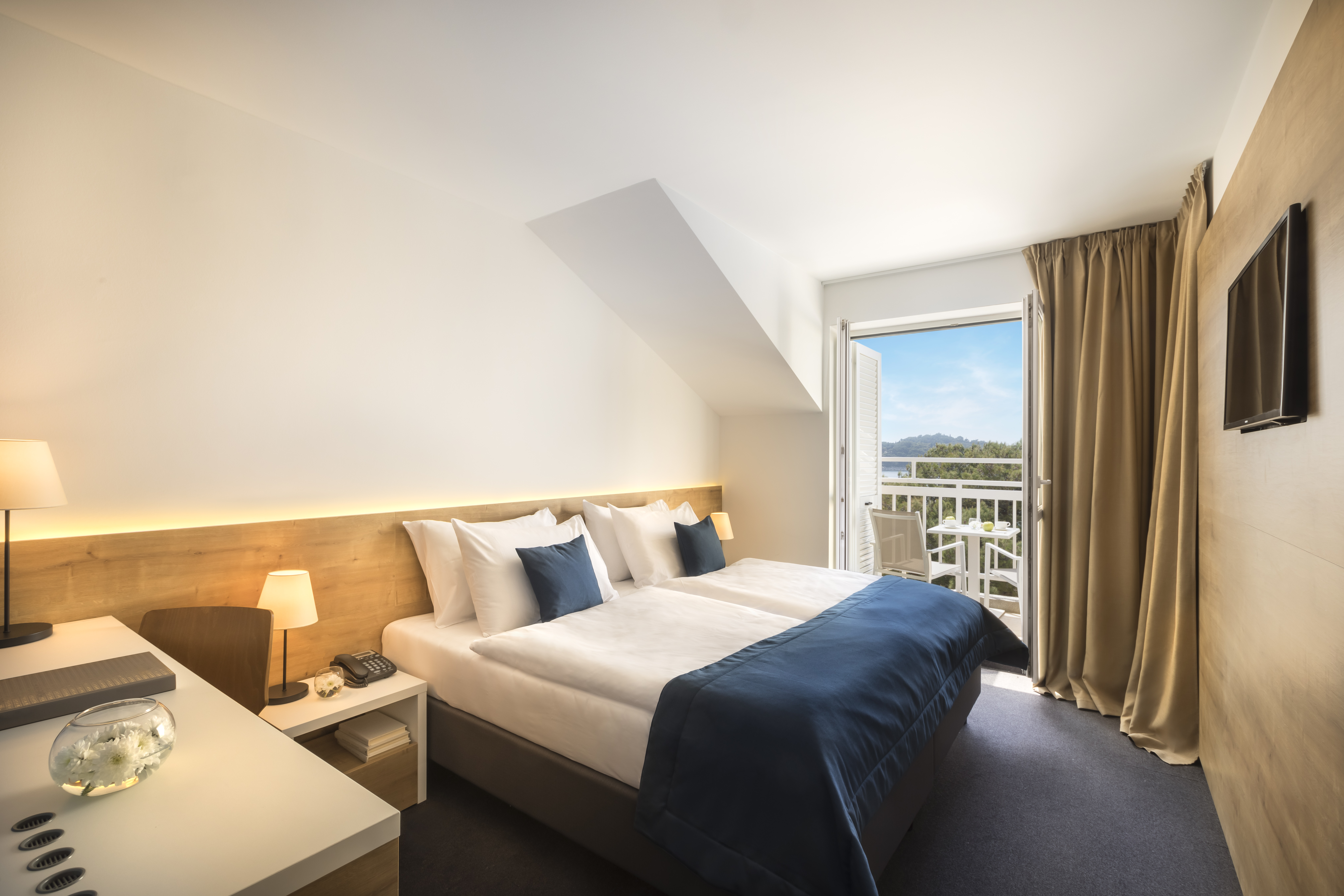 Twin Side Sea View with Balcony