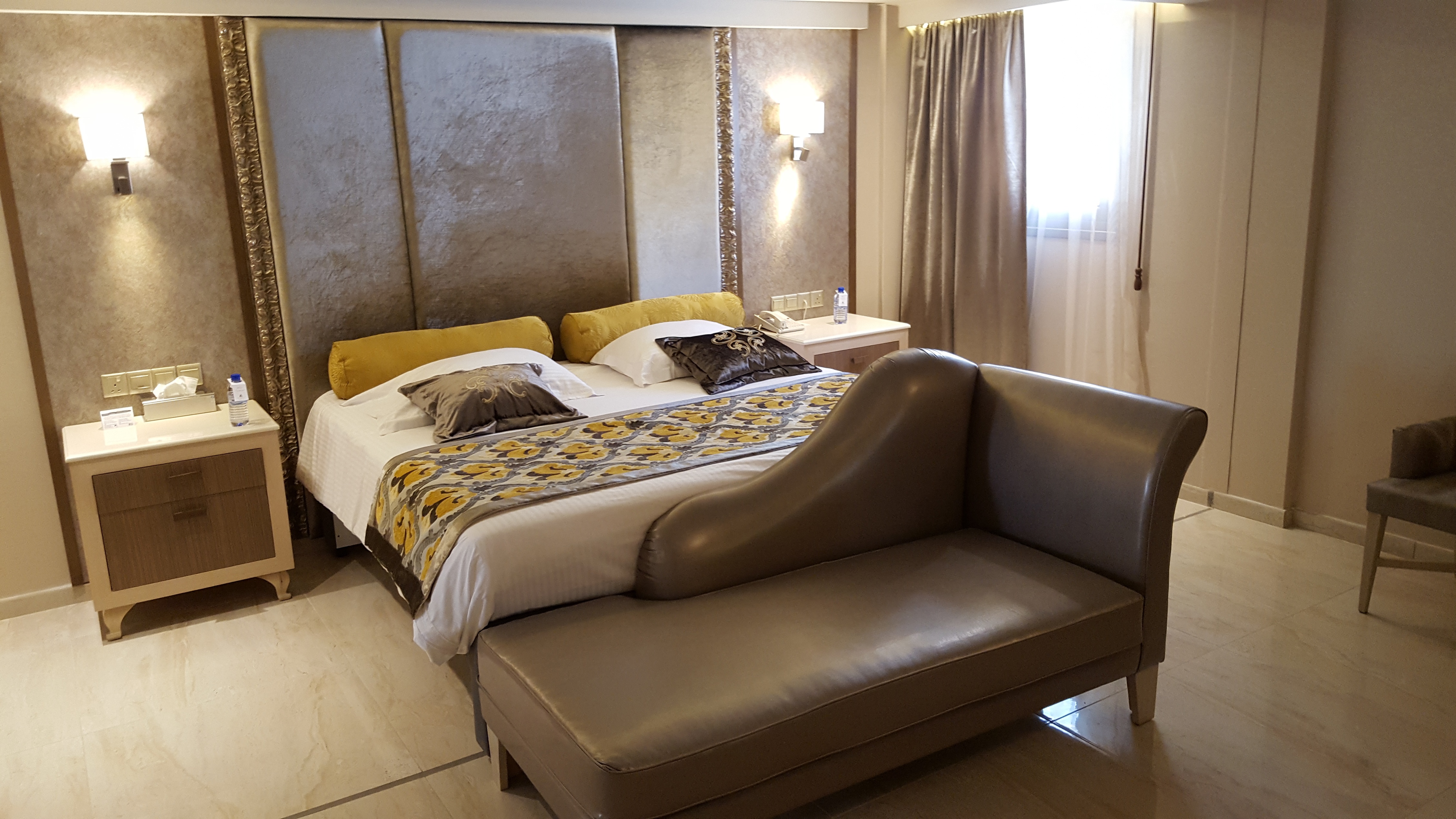 Suite Queen Size Bed