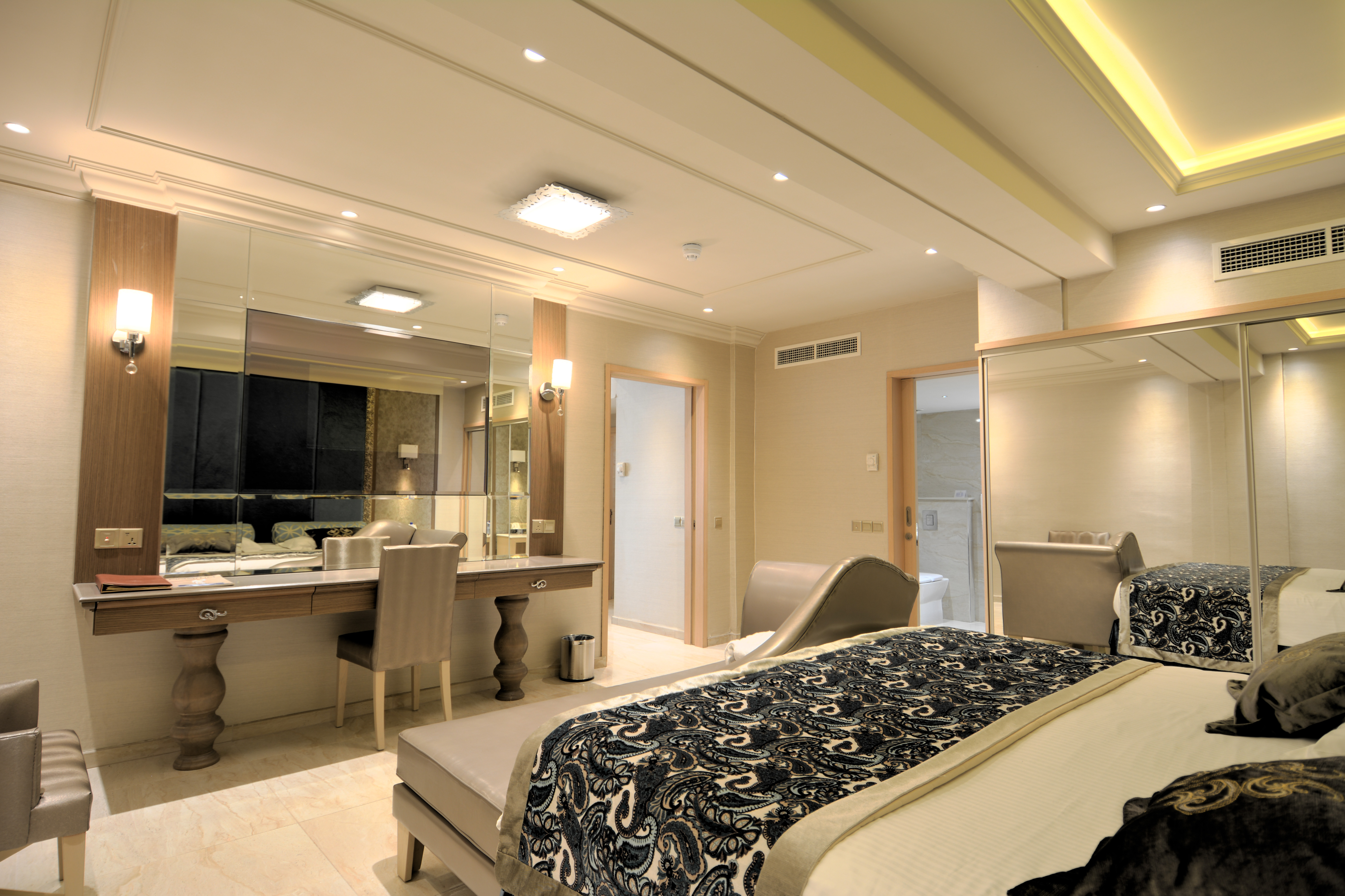 Suite Queen Size Bed