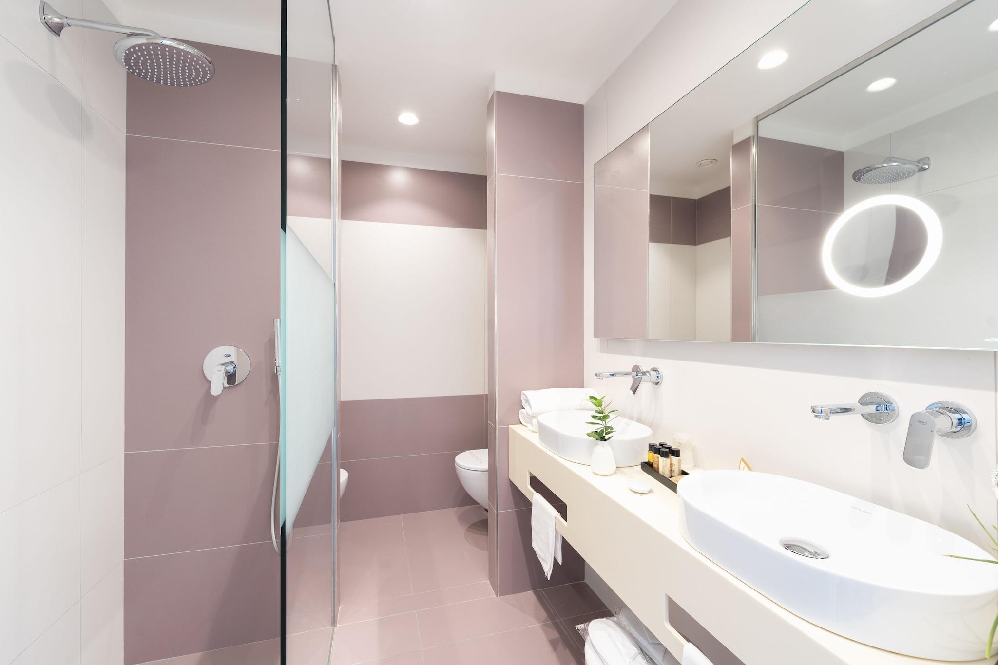 Double or Twin Deluxe King Bed