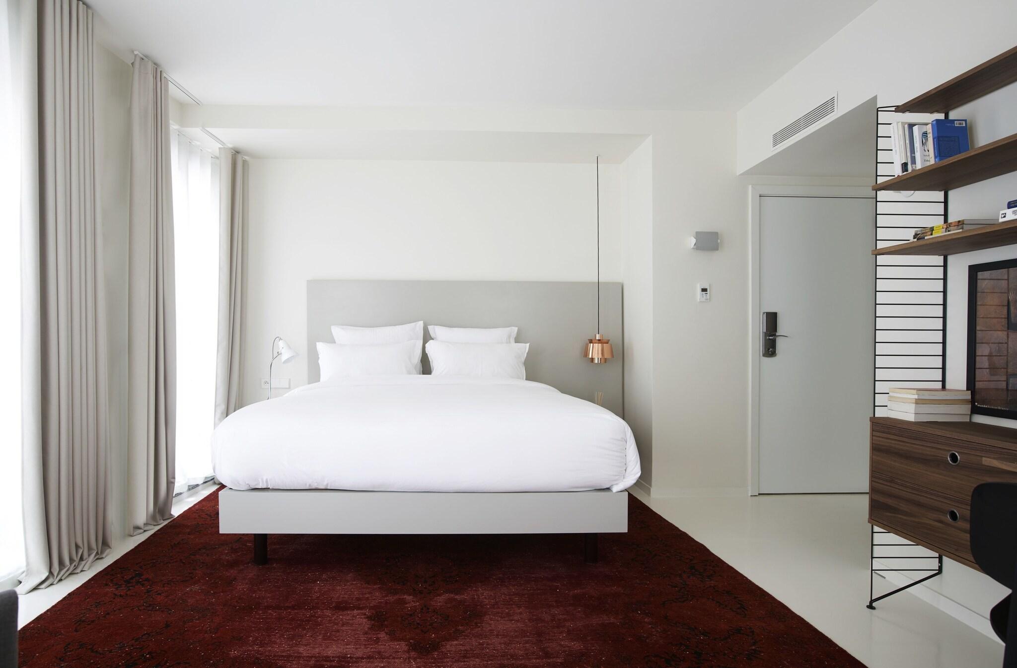 Double Club Queen Bed