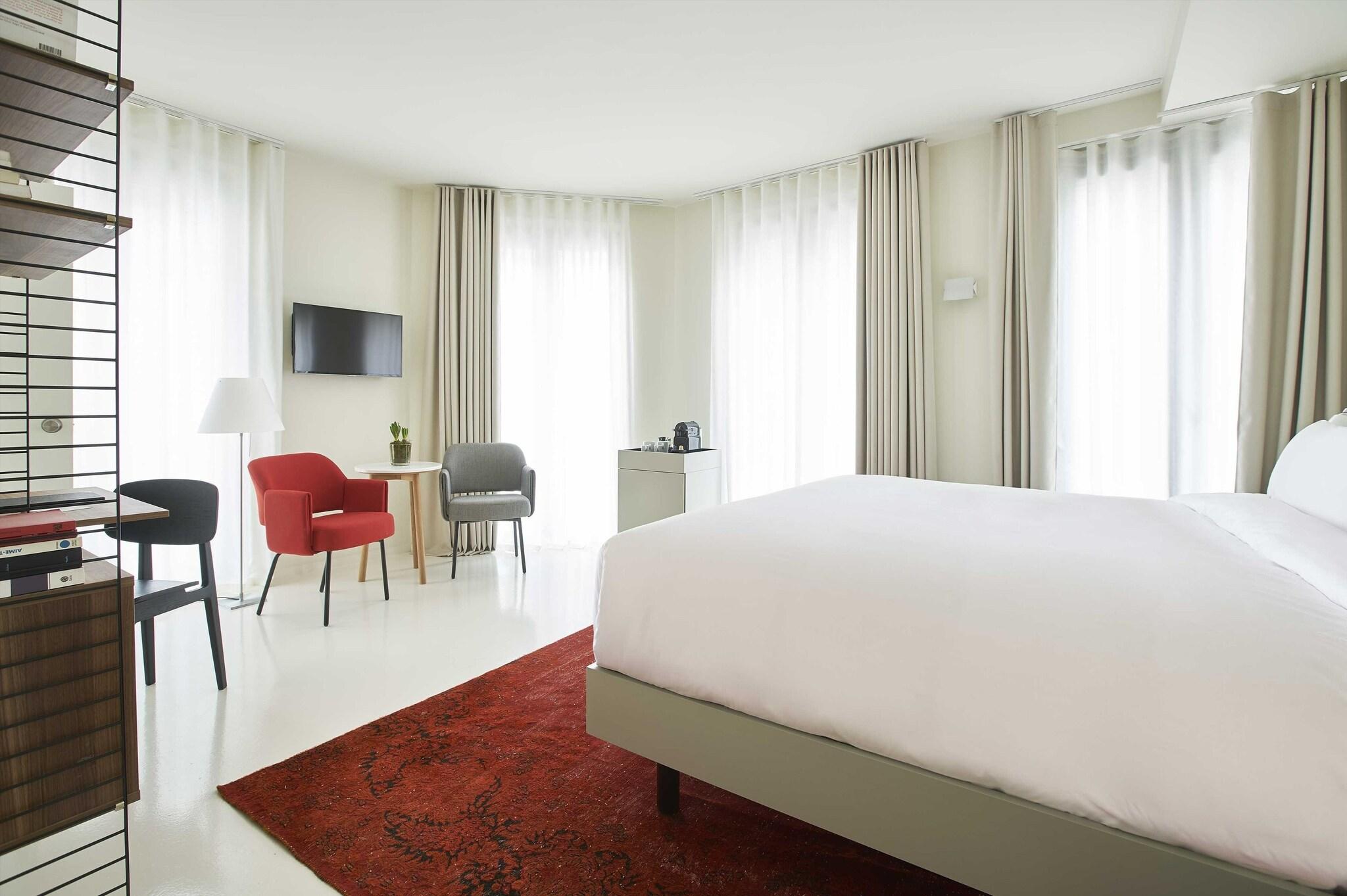 Double Club Queen Bed