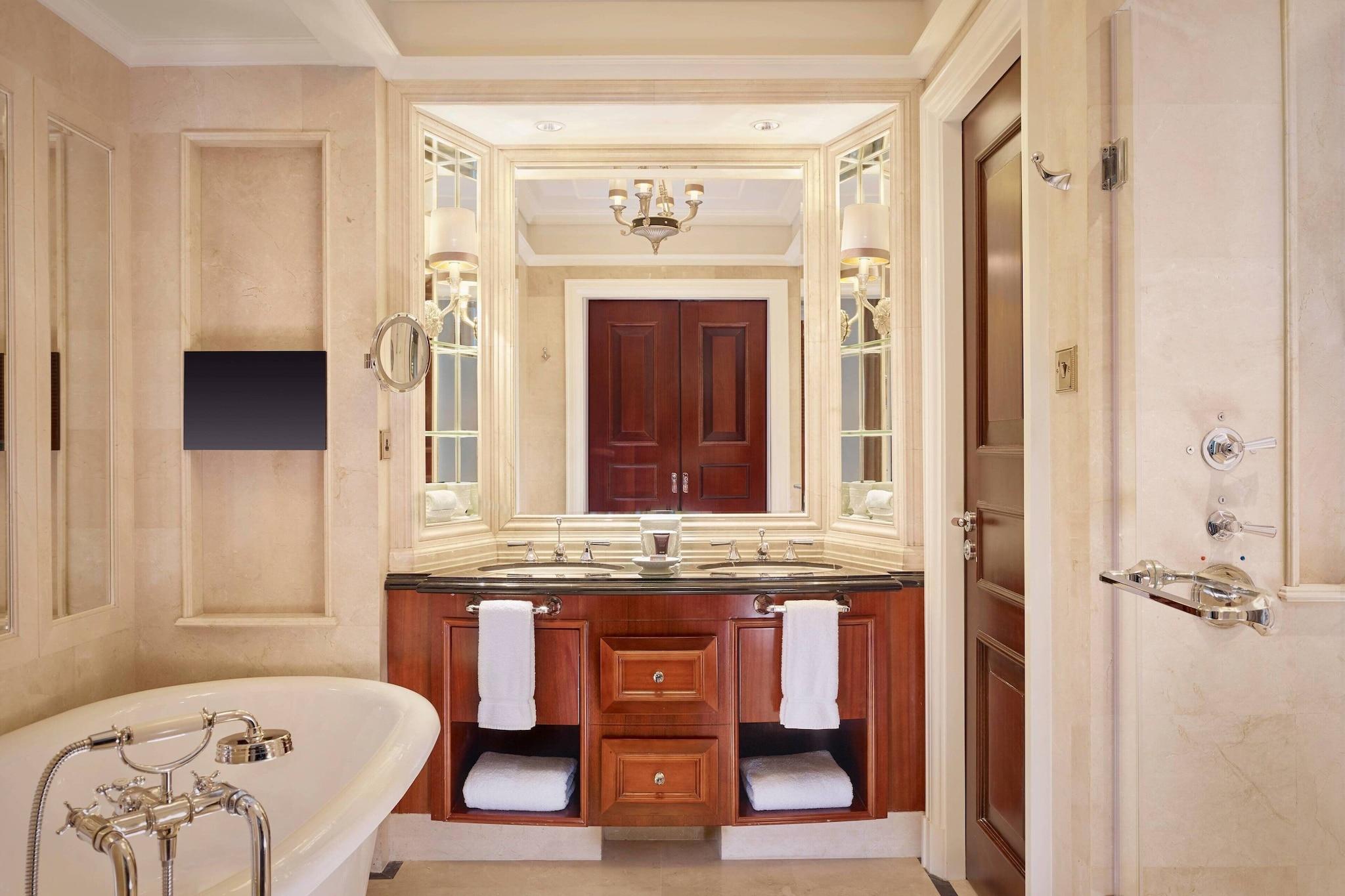 Suite City View King Bed