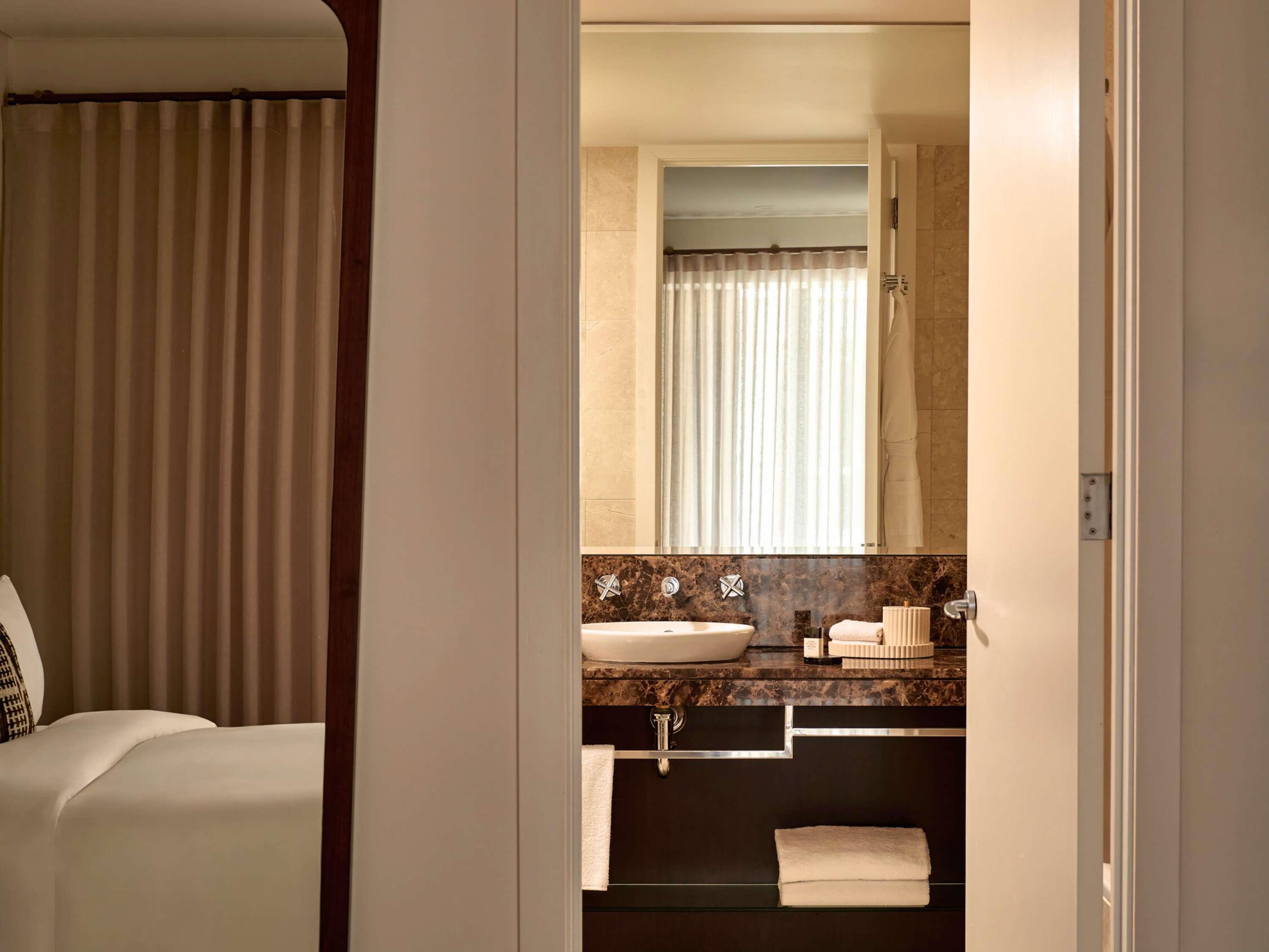 Junior Suite City View King Bed