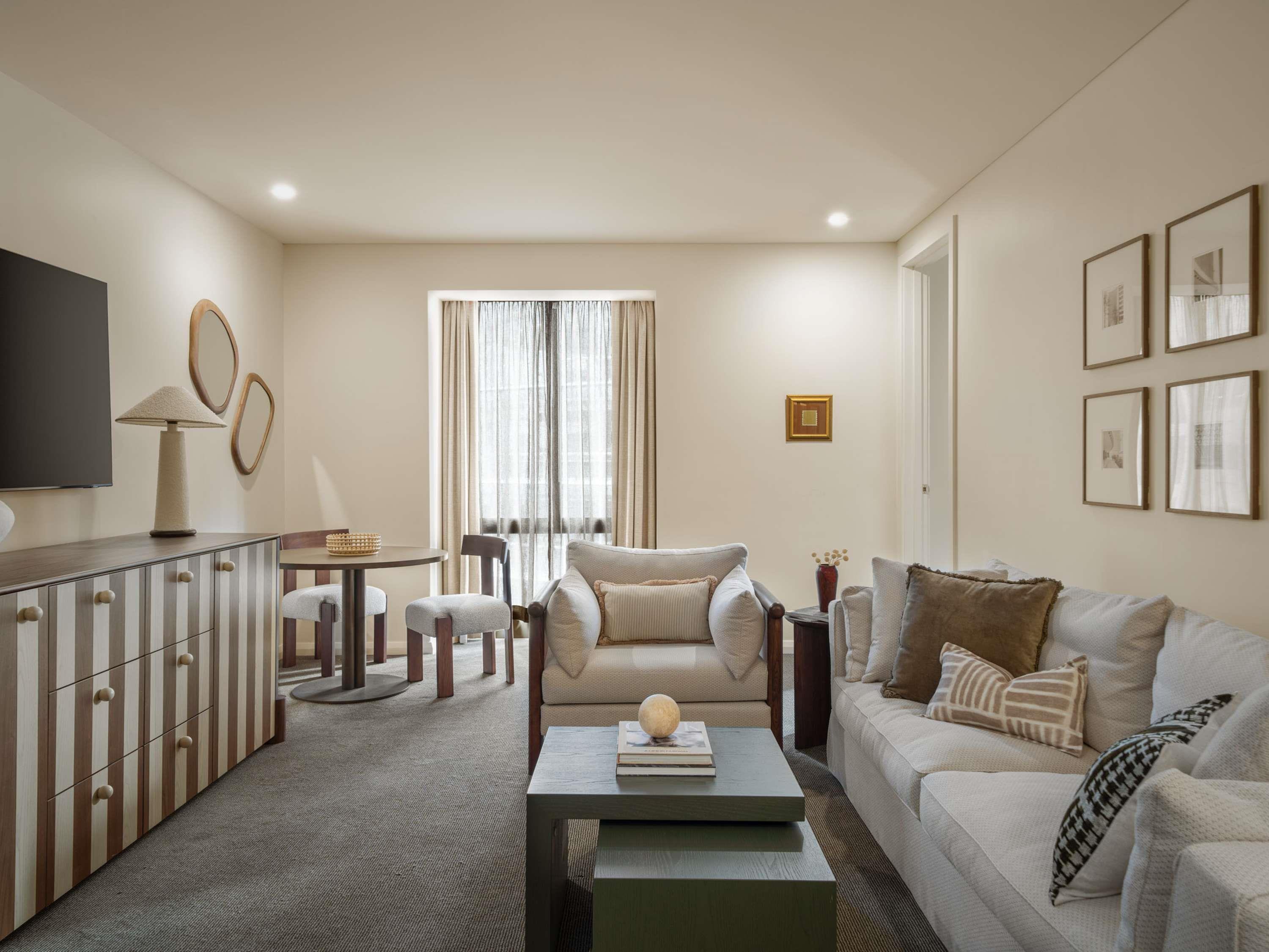 Suite Club City View