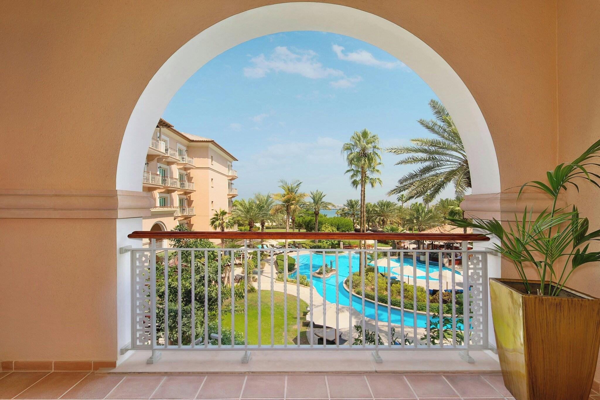 Family Room Garden View with Balcony