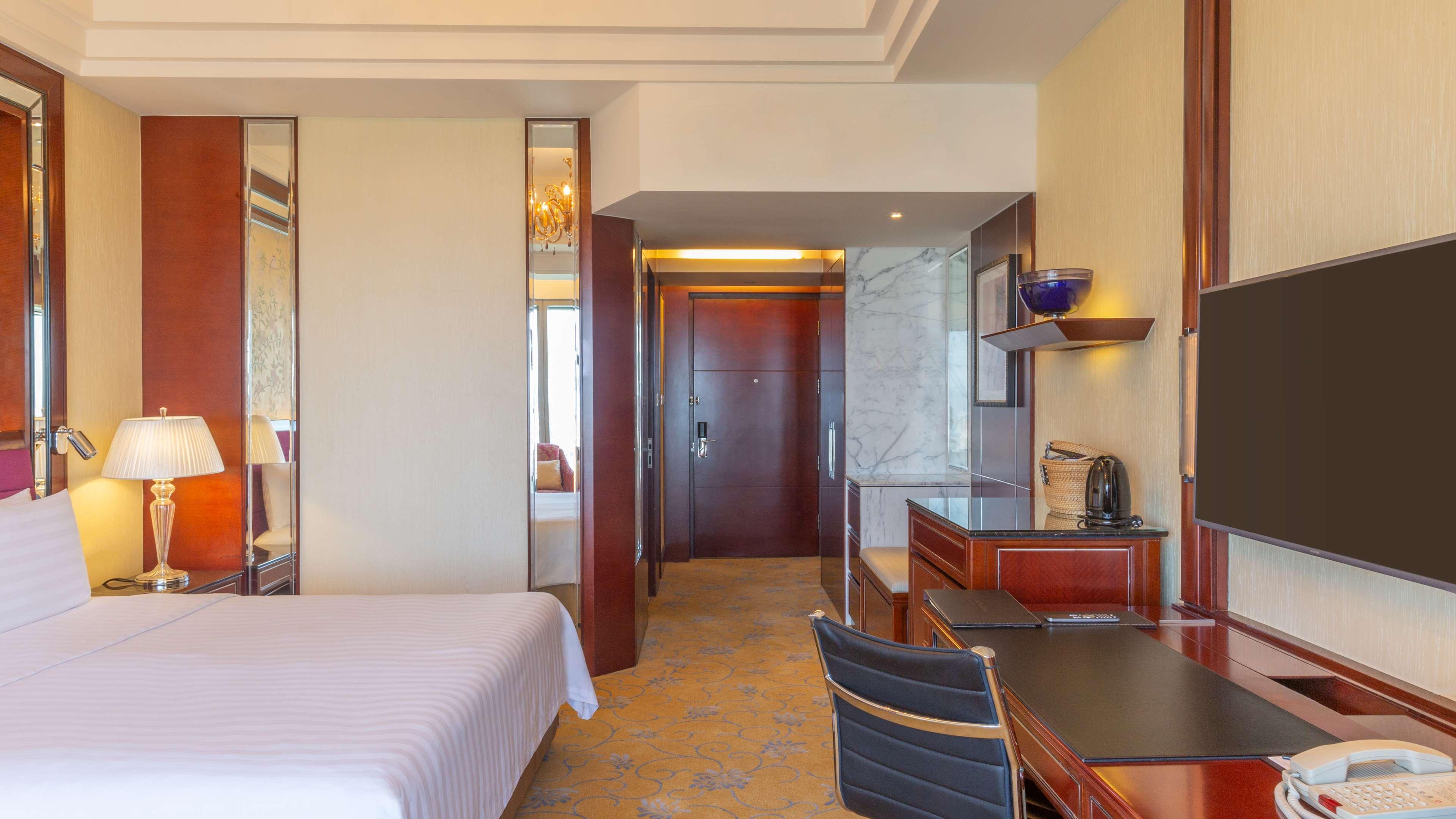 Double Deluxe King Bed