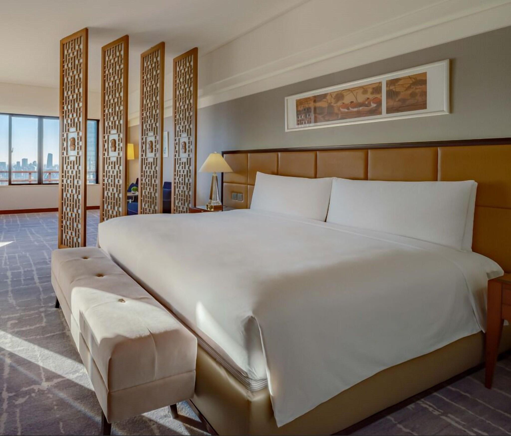 Studio Club King Bed