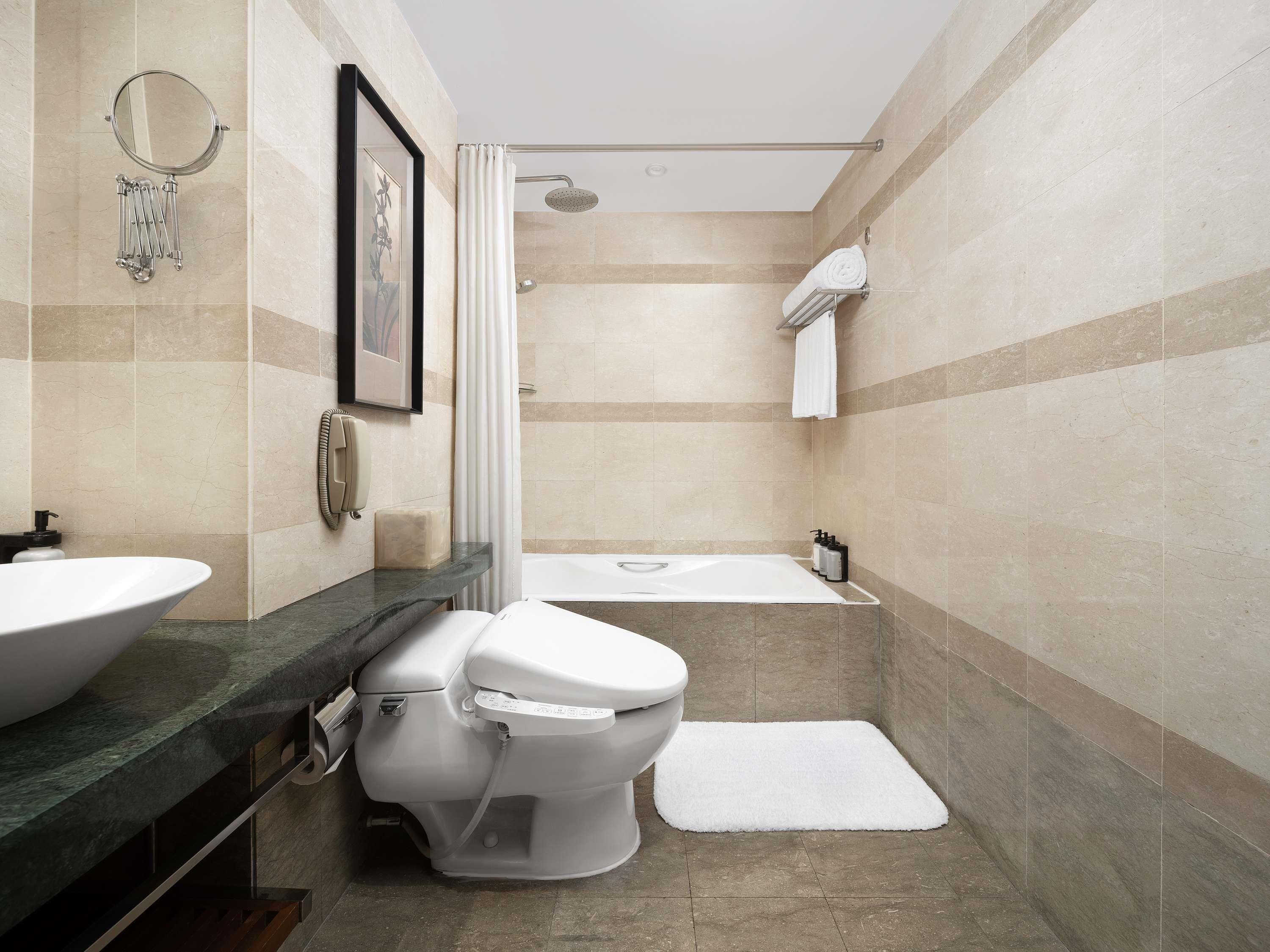 Double Deluxe City View King Bed