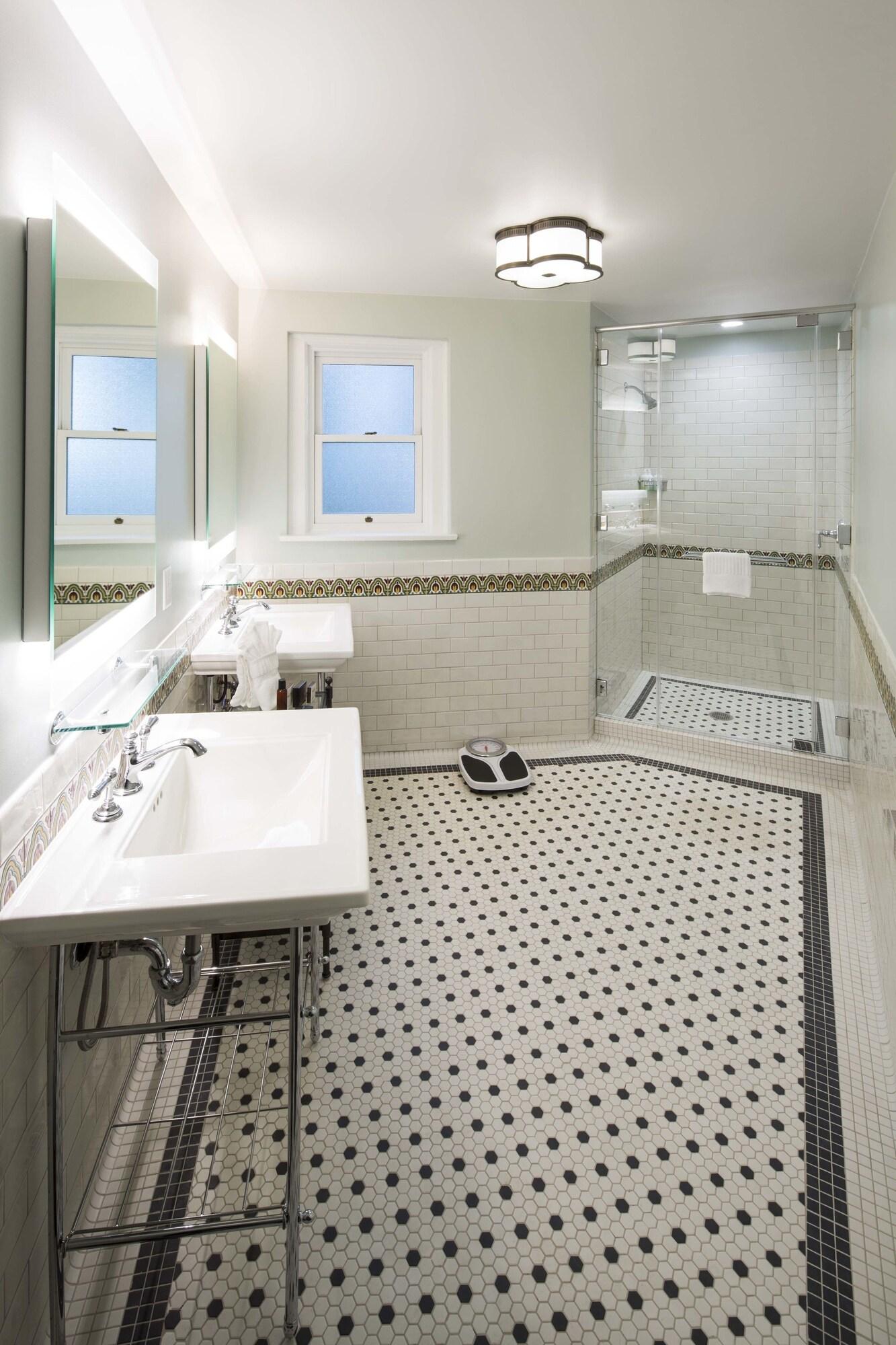 Double Deluxe King Bed