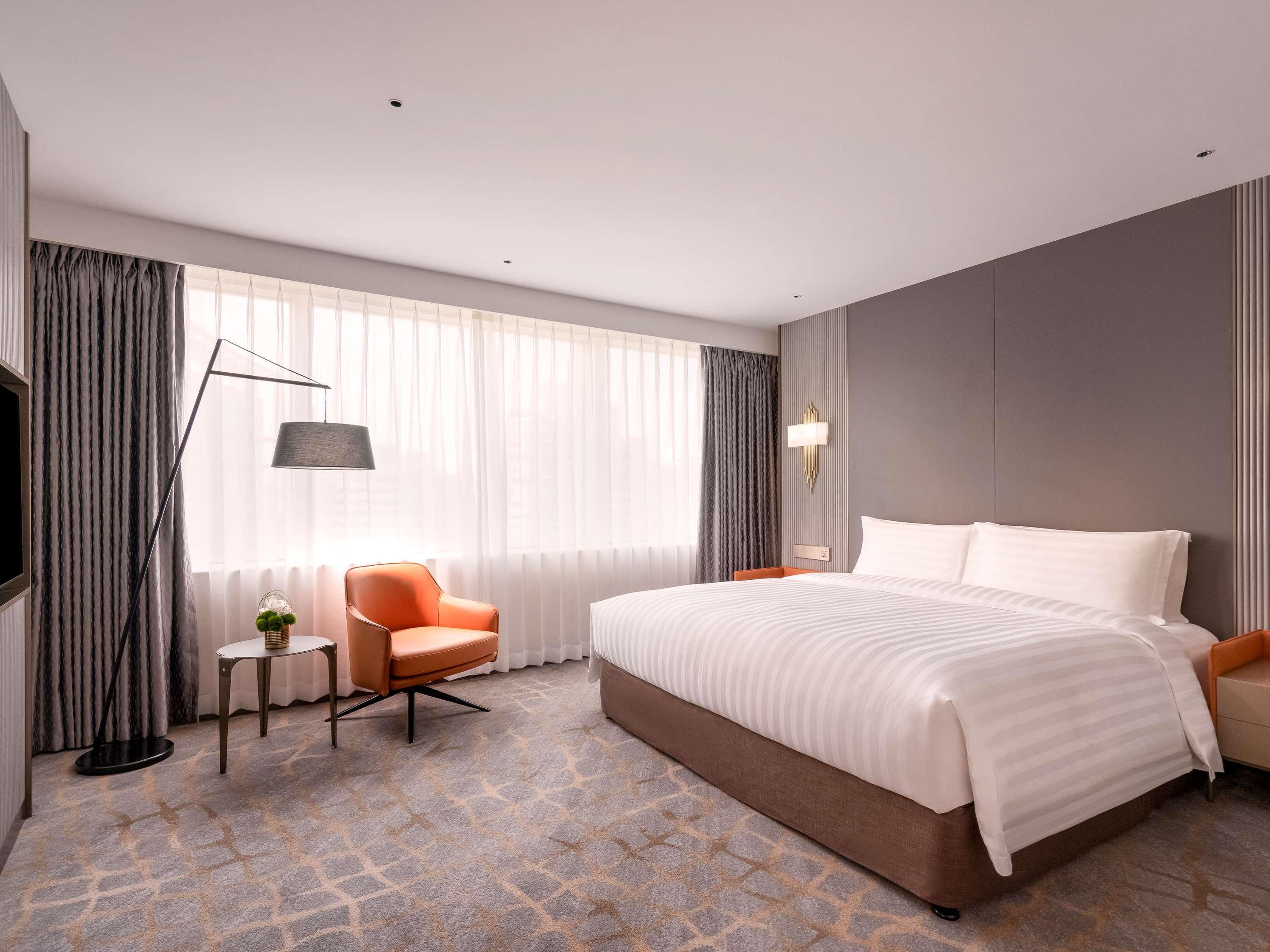 Studio Club King Bed