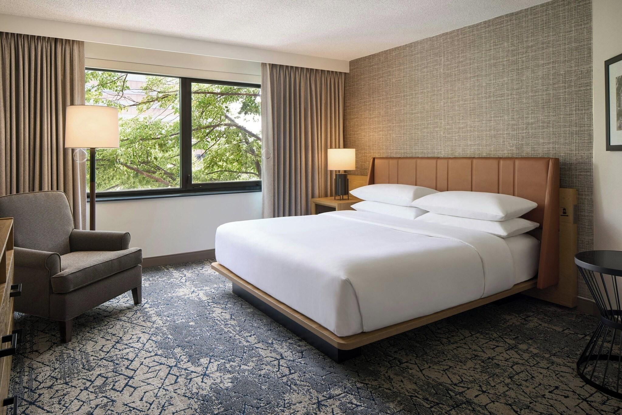 Suite Accessible King Size Bed