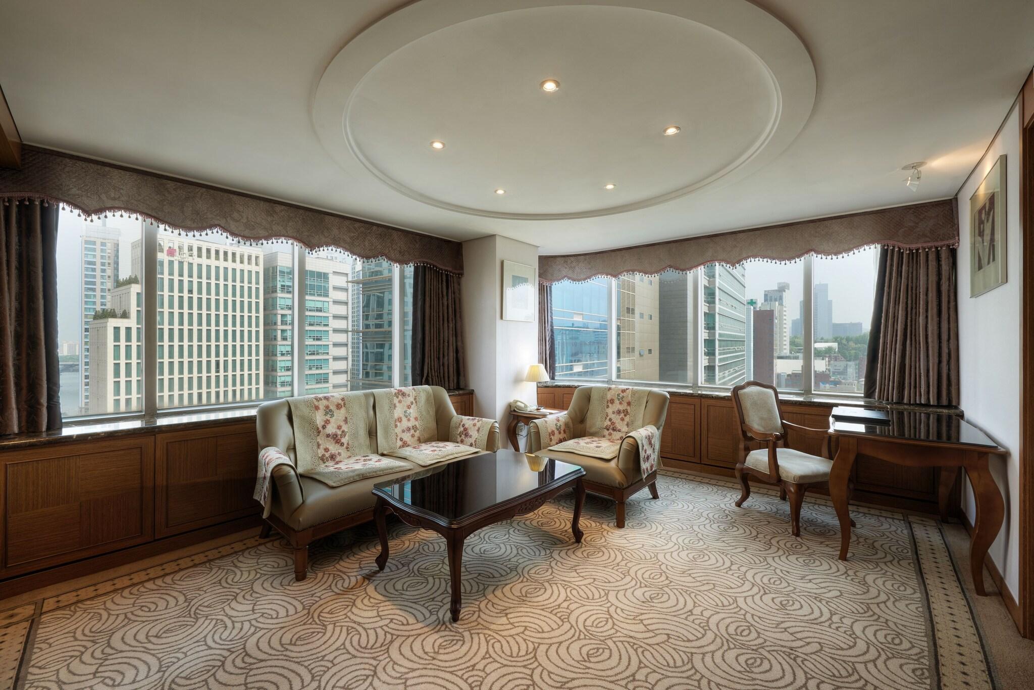 Suite Queen Size Bed