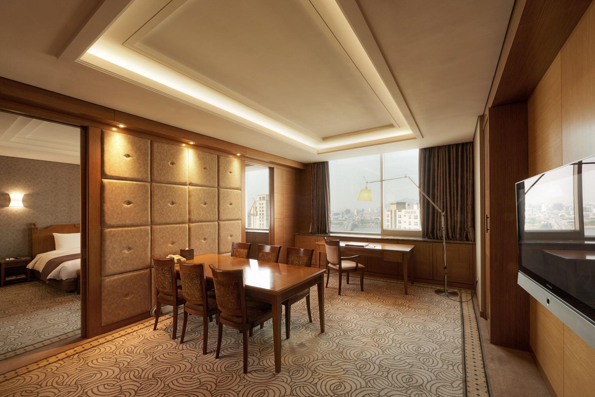 Suite Queen Size Bed