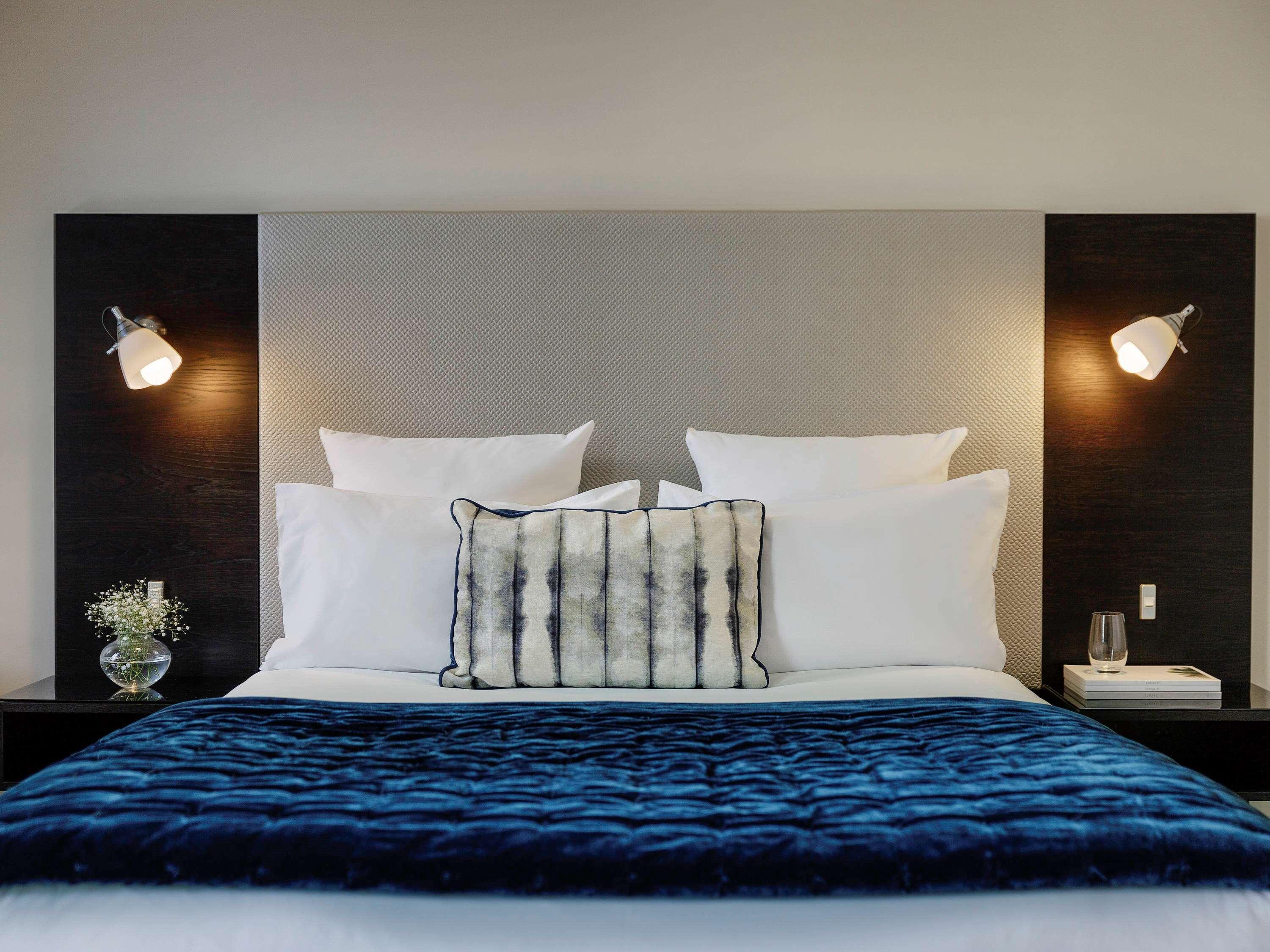 Studio City View Queen Bed