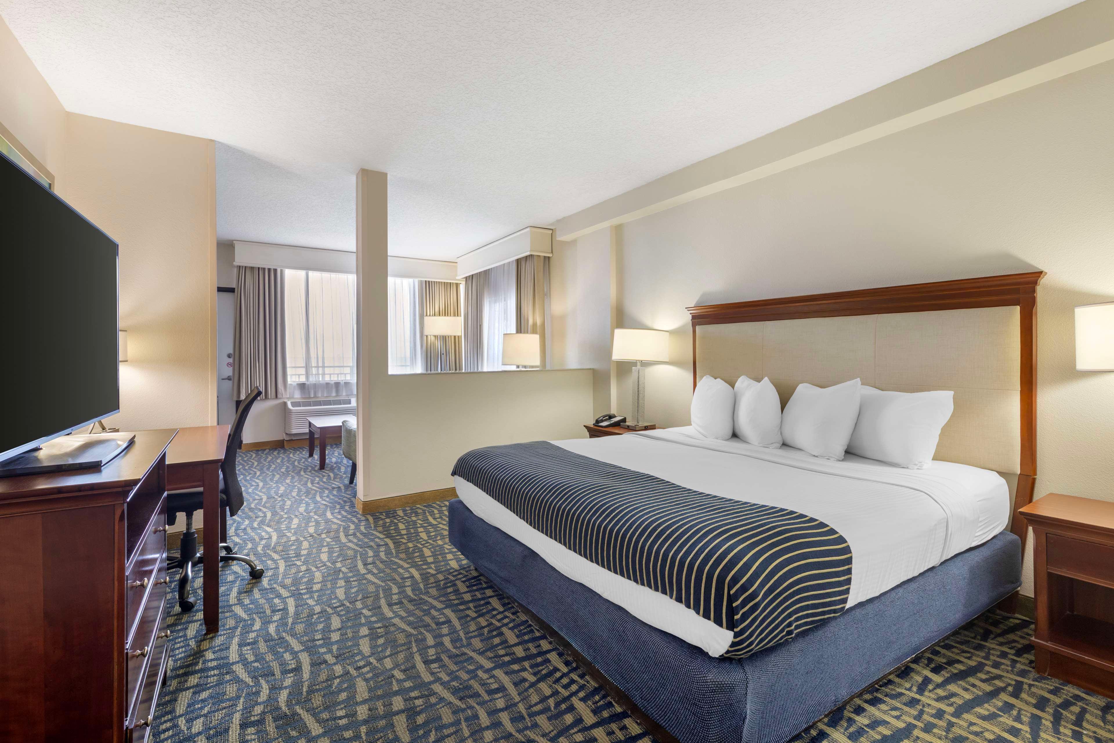 Junior Suite Ocean Front King Bed