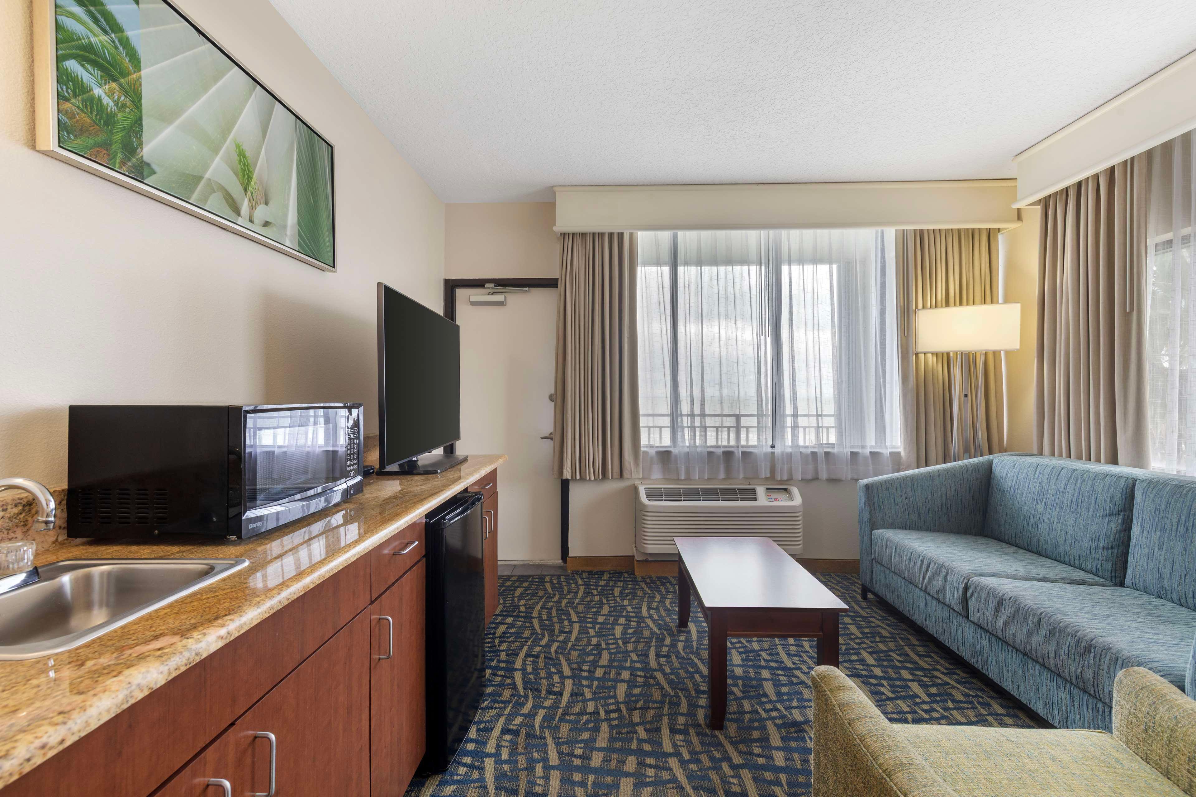 Junior Suite Ocean Front King Bed