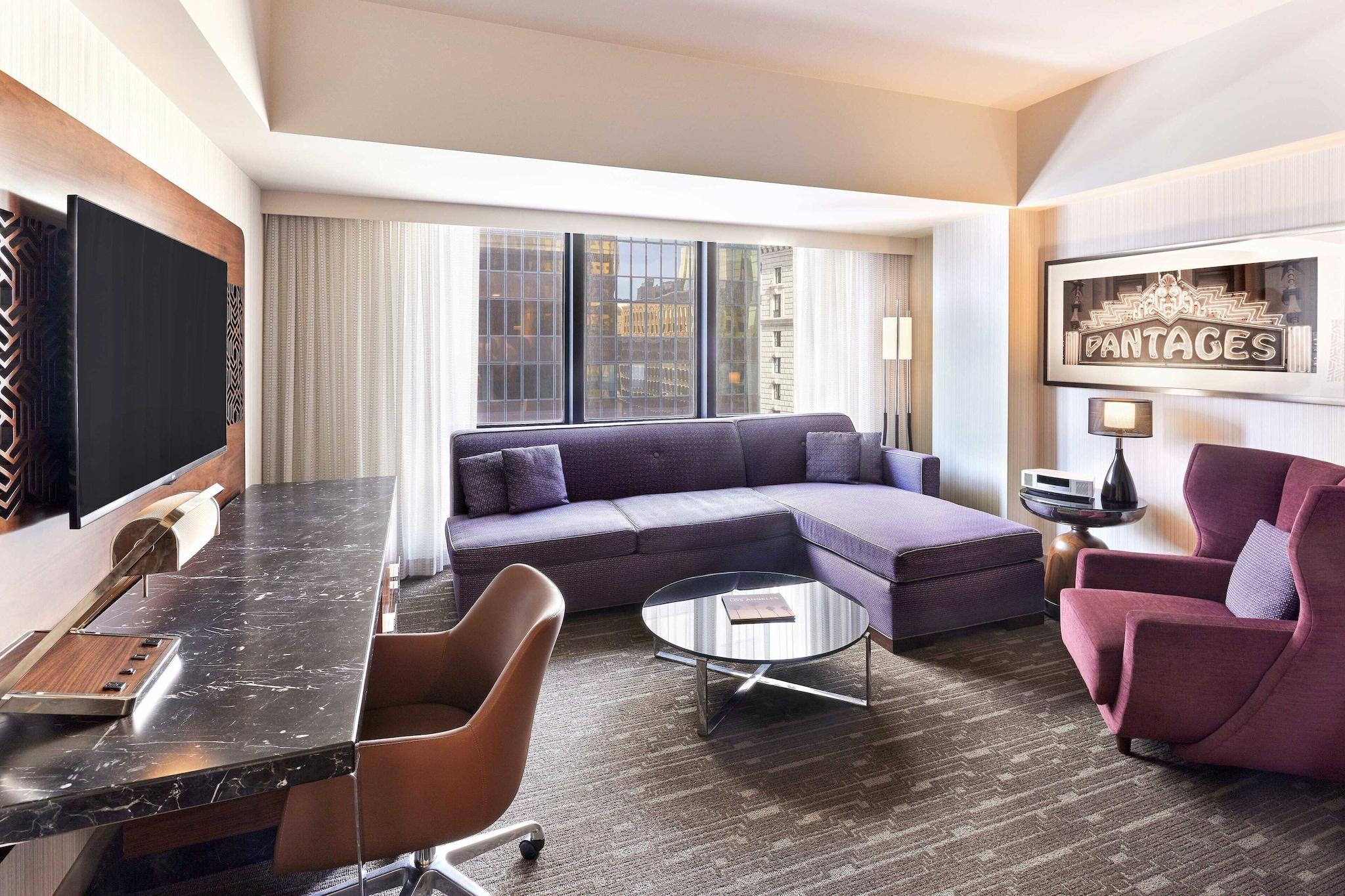 Suite Accessible King Size Bed