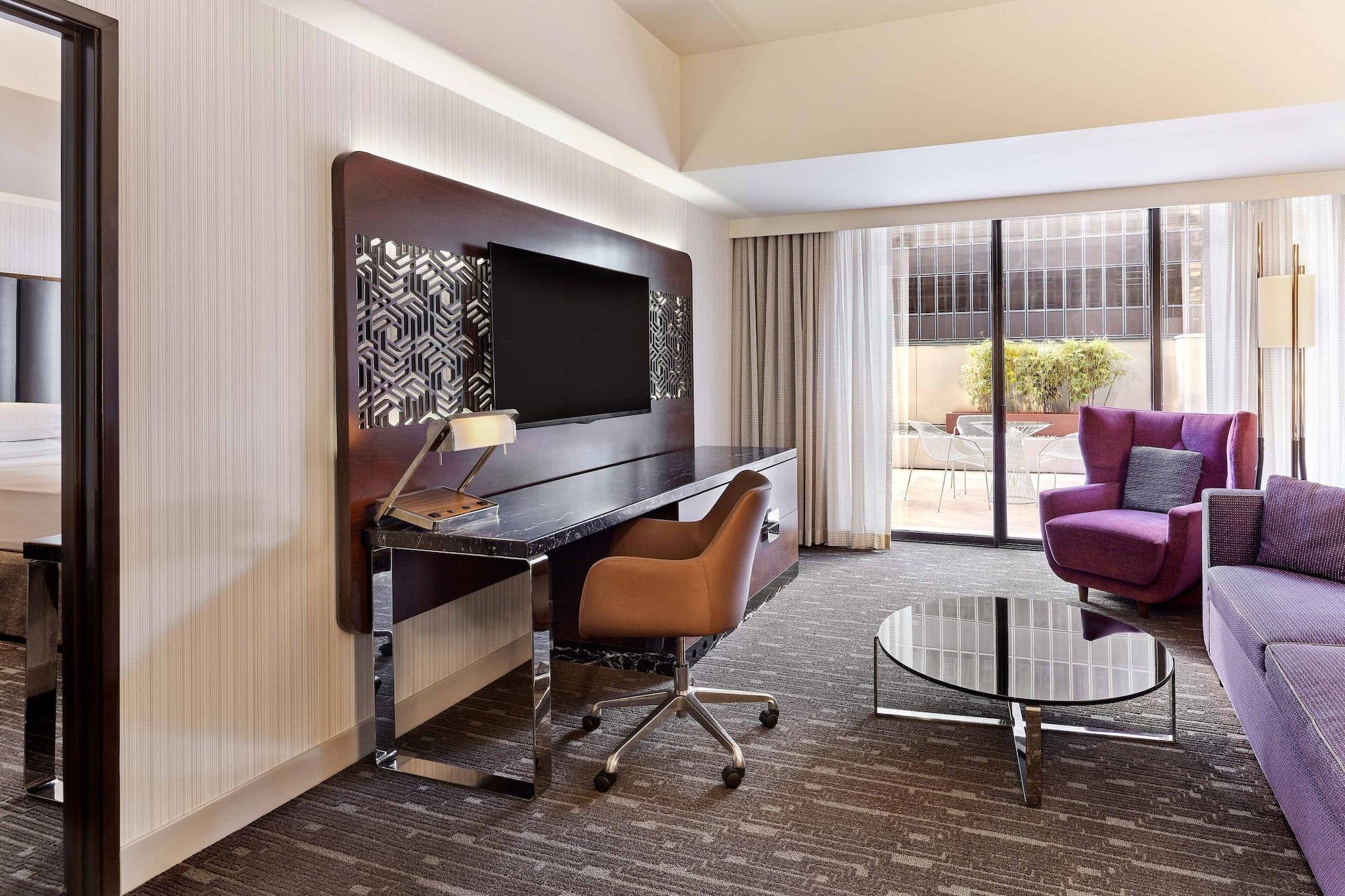 Suite Accessible King Size Bed