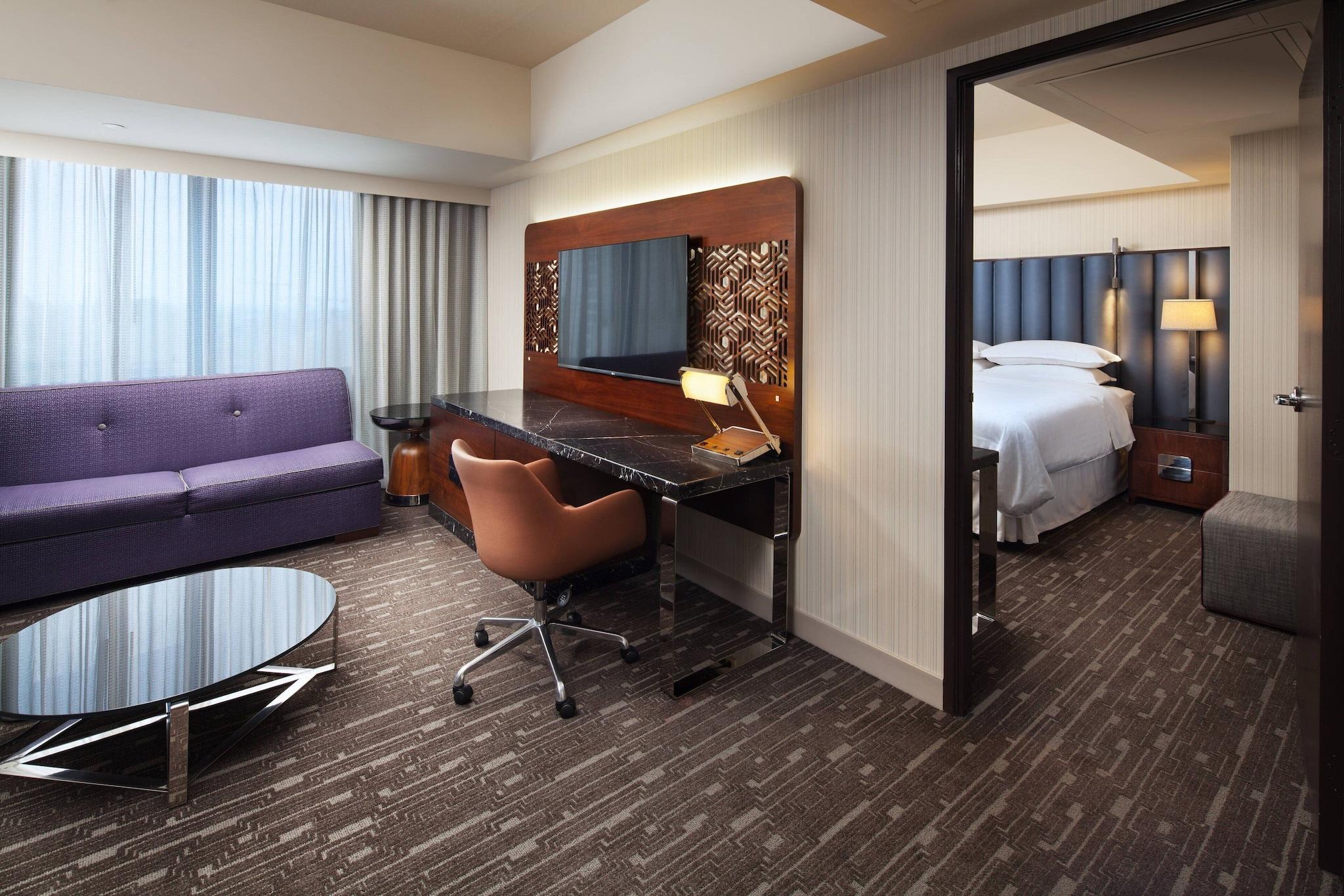 Suite Accessible King Size Bed