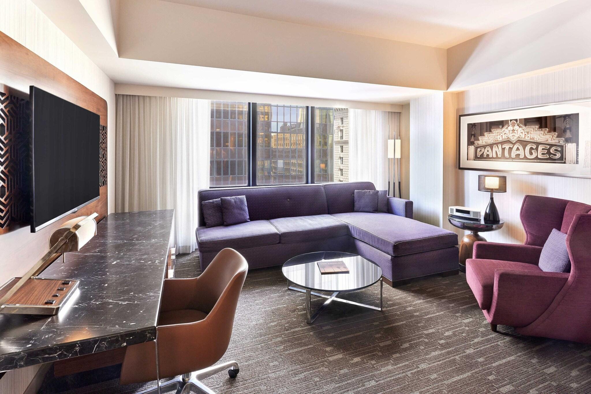 Suite Accessible King Size Bed