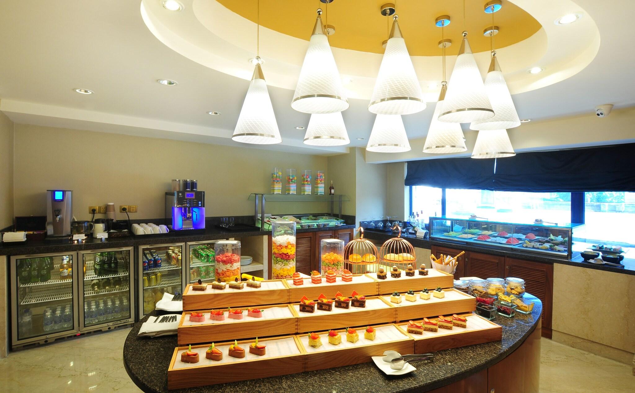 Double Club King Bed