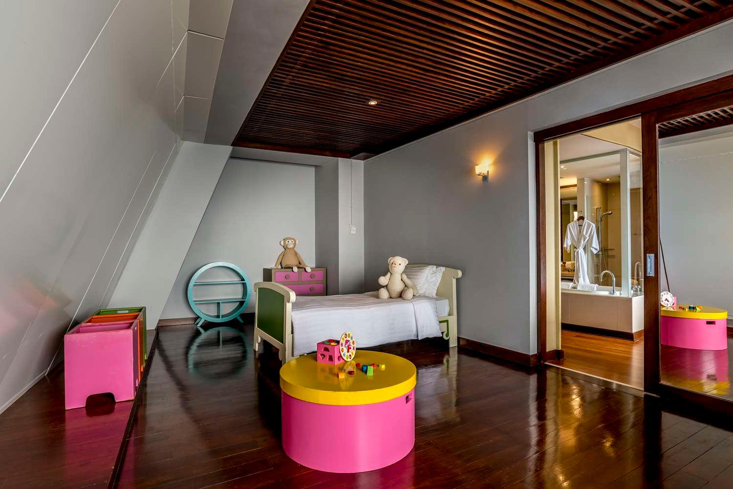 Family Room Executive King Bed