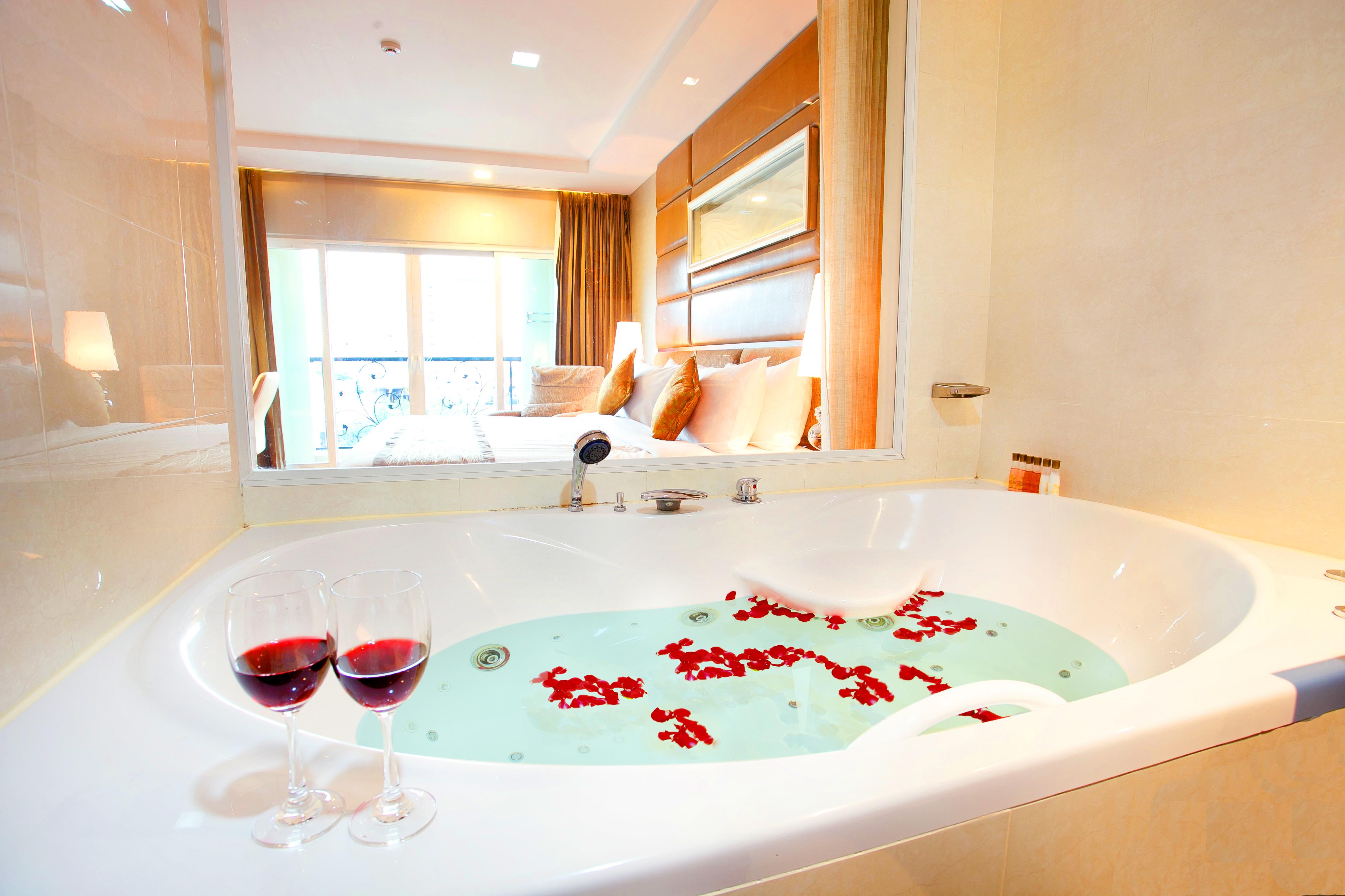 Double or Twin Deluxe with Jacuzzi